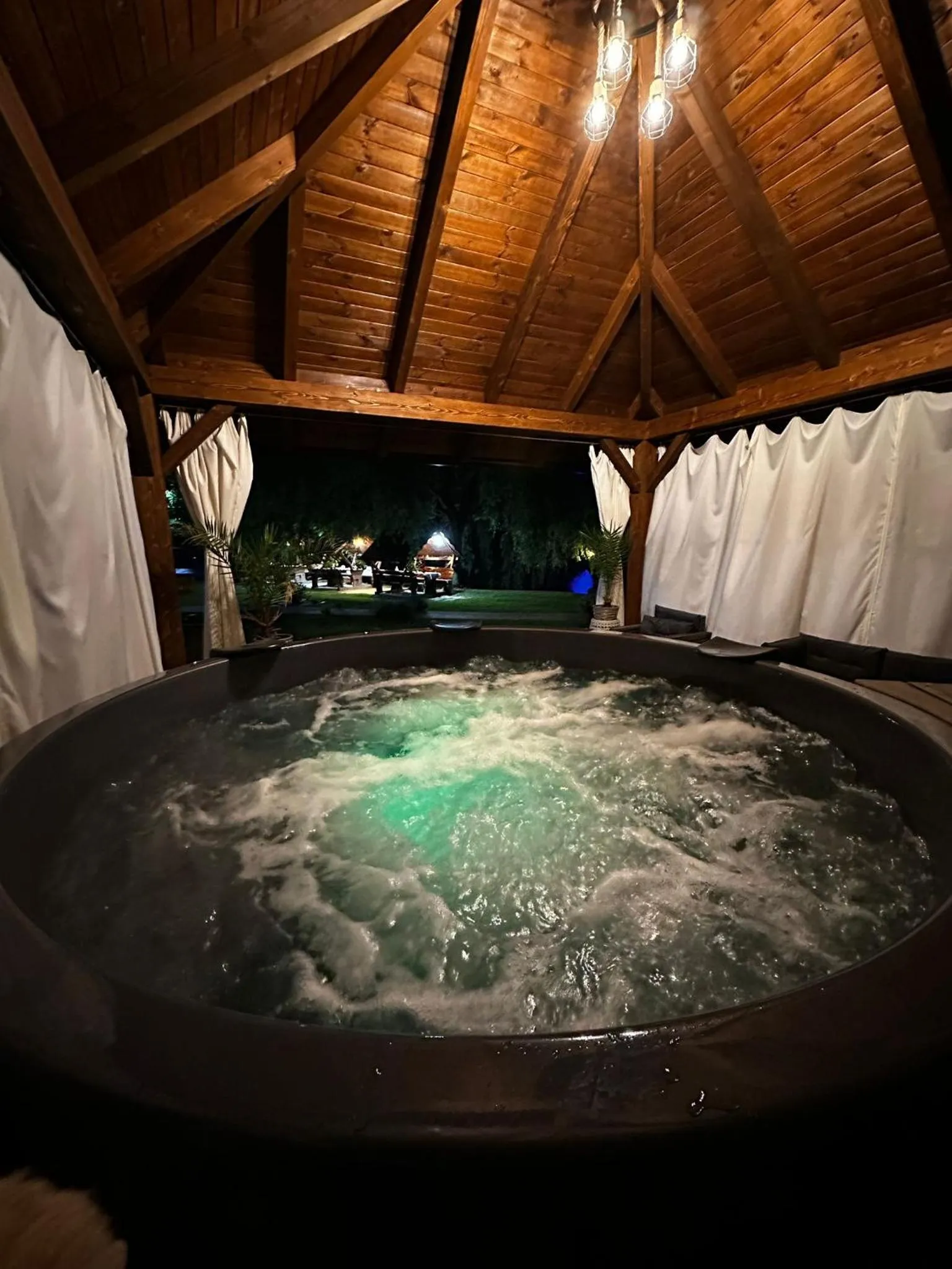 Hot Tub in Pension Elegance