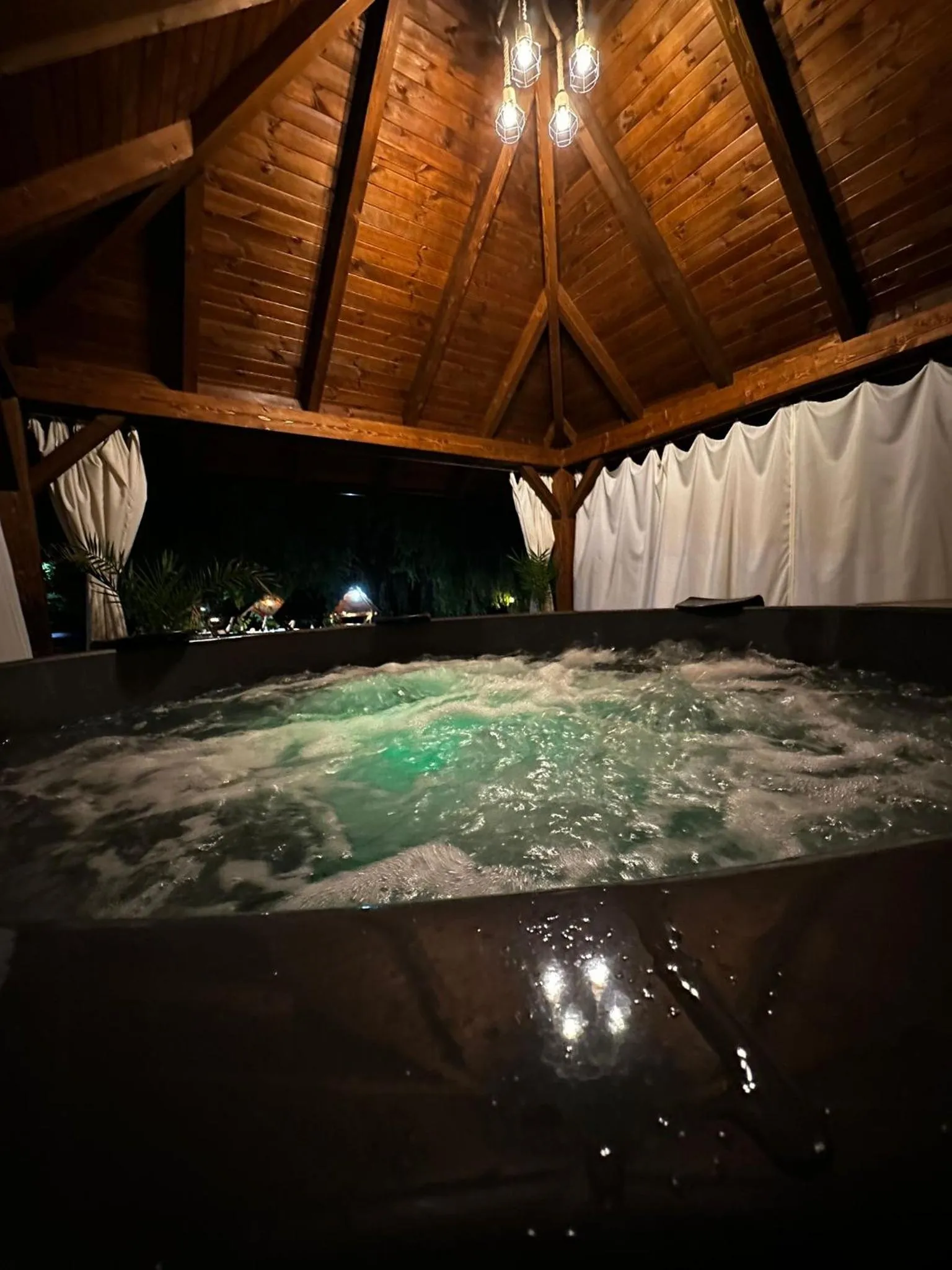 Hot Tub in Pension Elegance