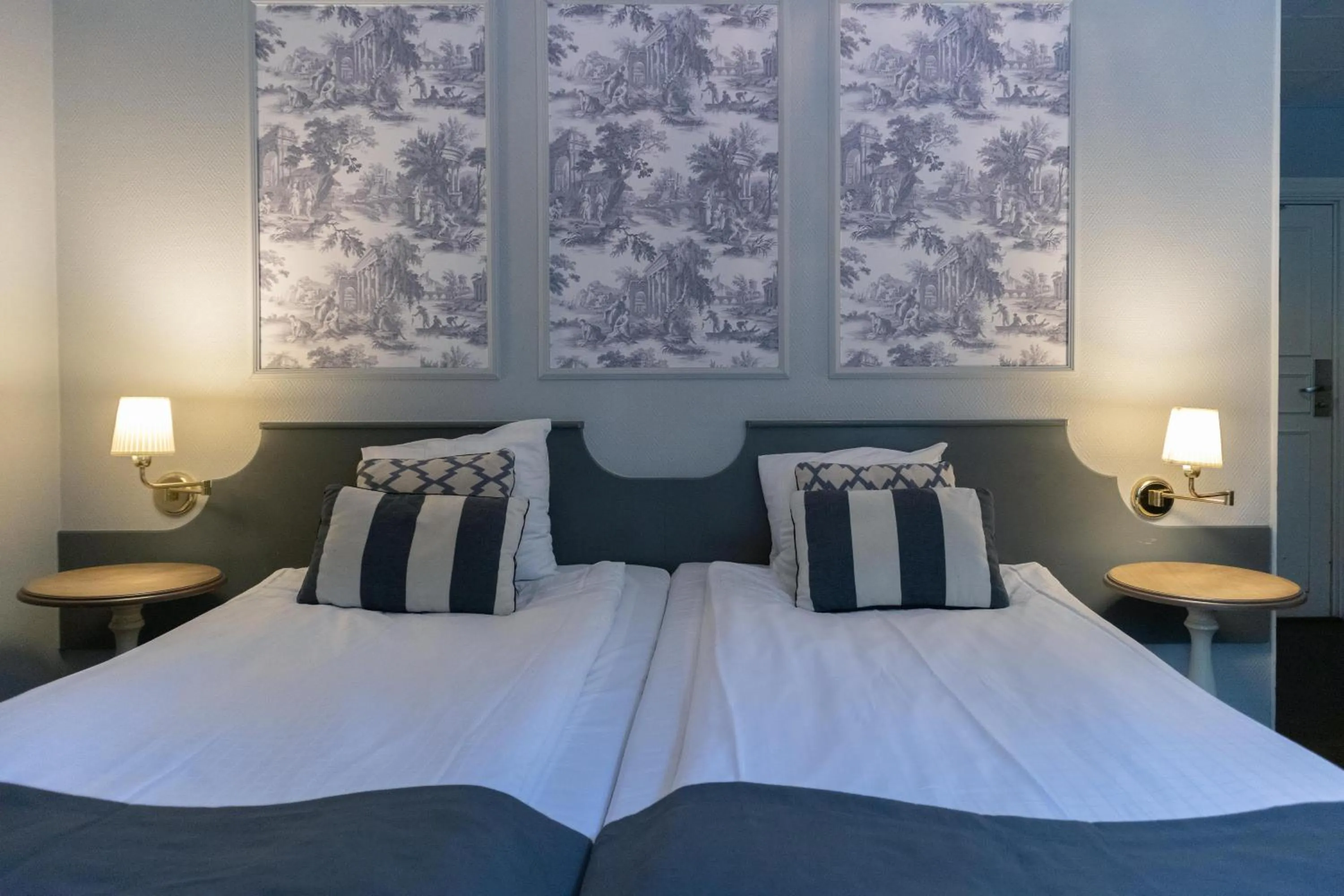 Superior Twin Room in Crystal Plaza Hotel