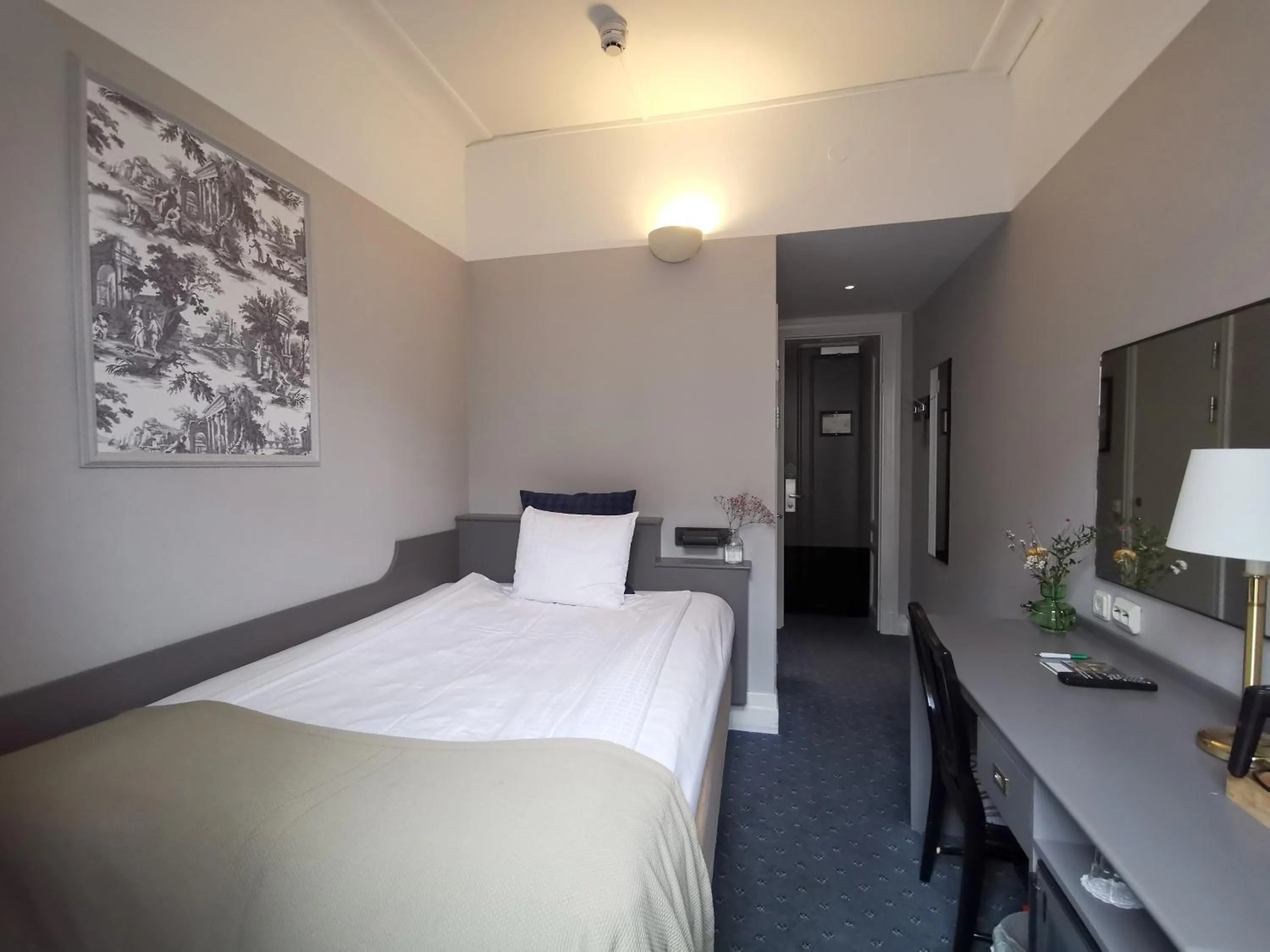 Standard Single Room in Crystal Plaza Hotel