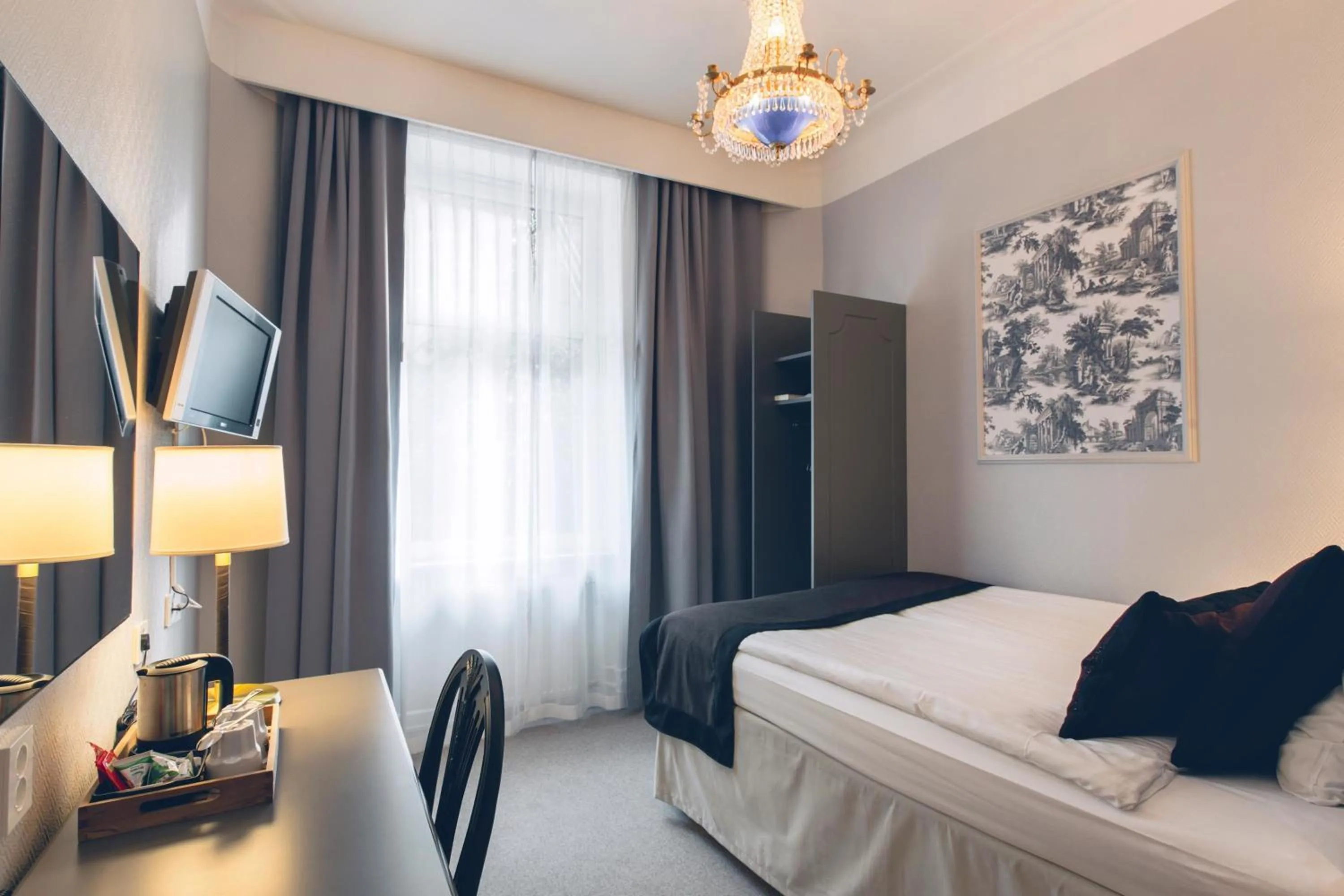 Day, Bed in Crystal Plaza Hotel