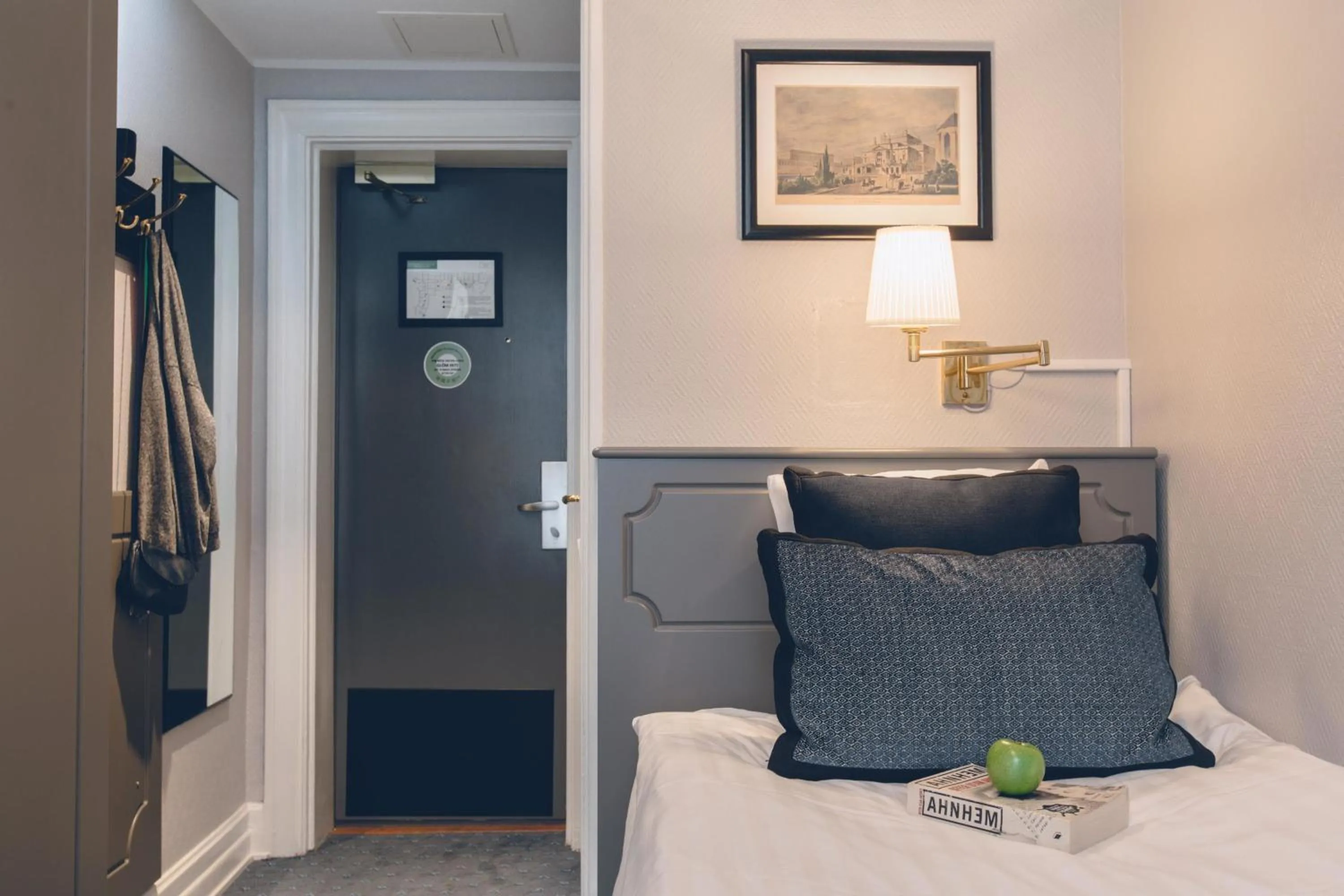 Decorative detail, Bed in Crystal Plaza Hotel