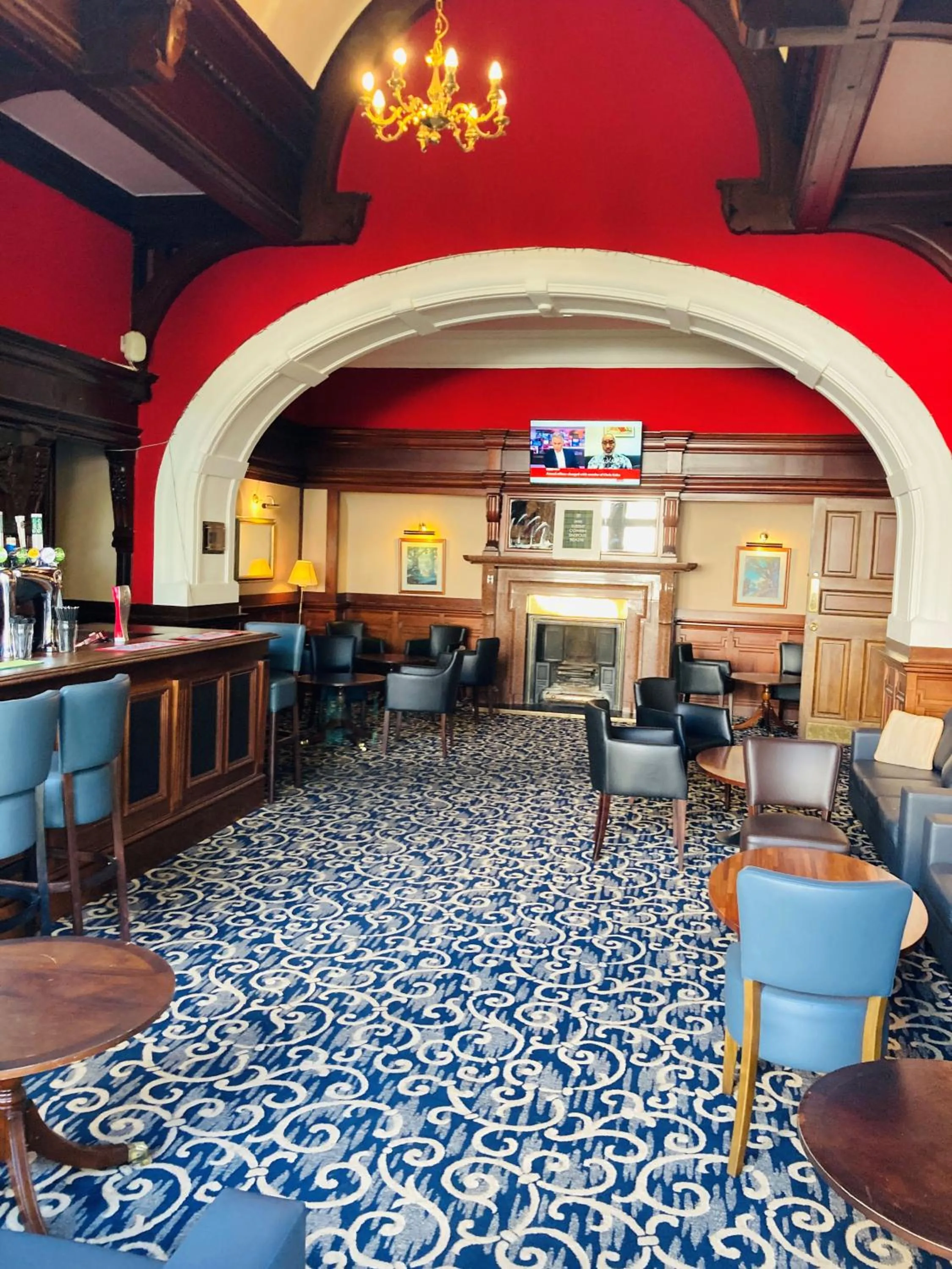 TV and multimedia in Adamton Country House Hotel