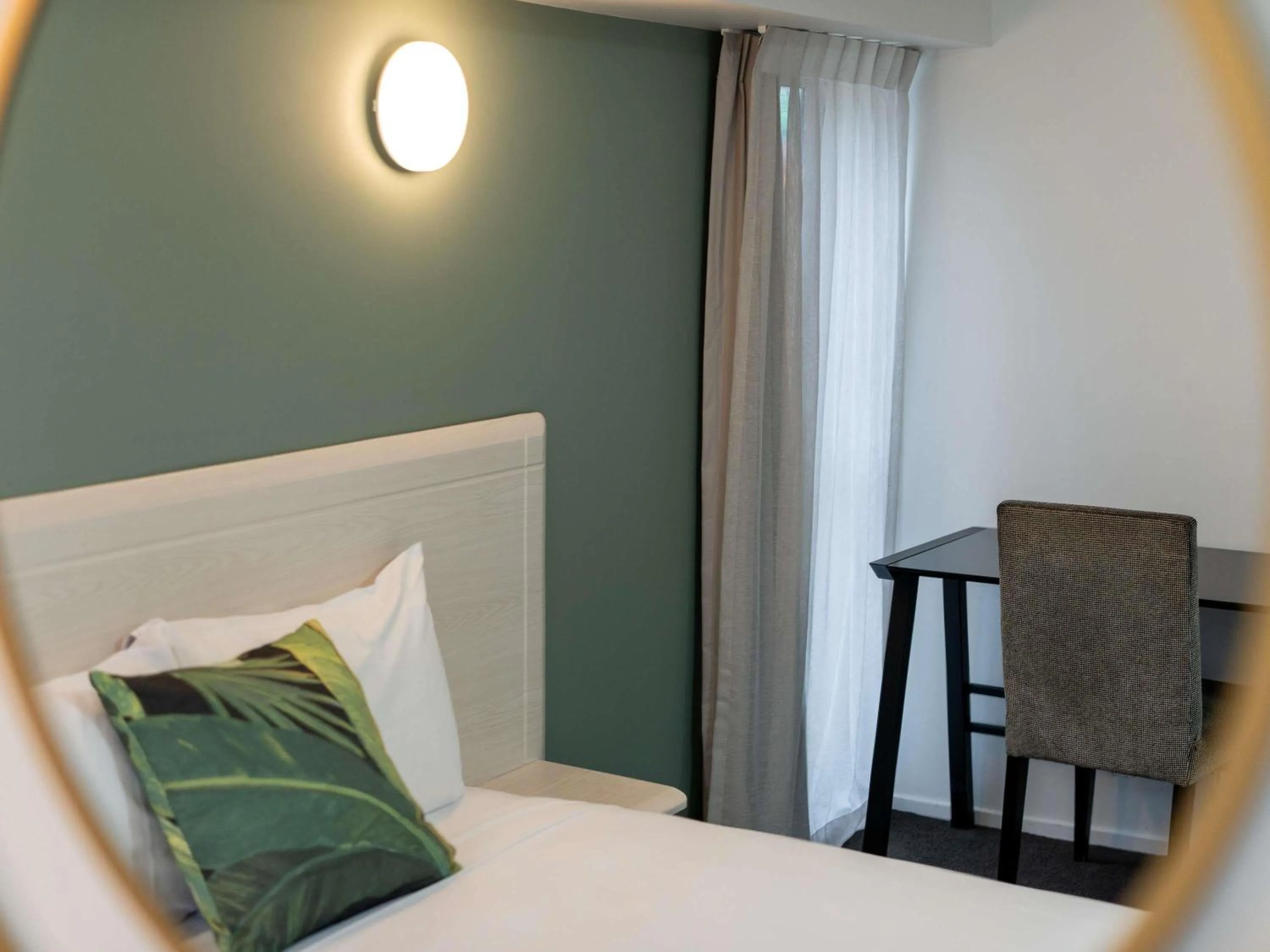 Property building, Bed in Mercure Wellington Central City Hotel and Apartments