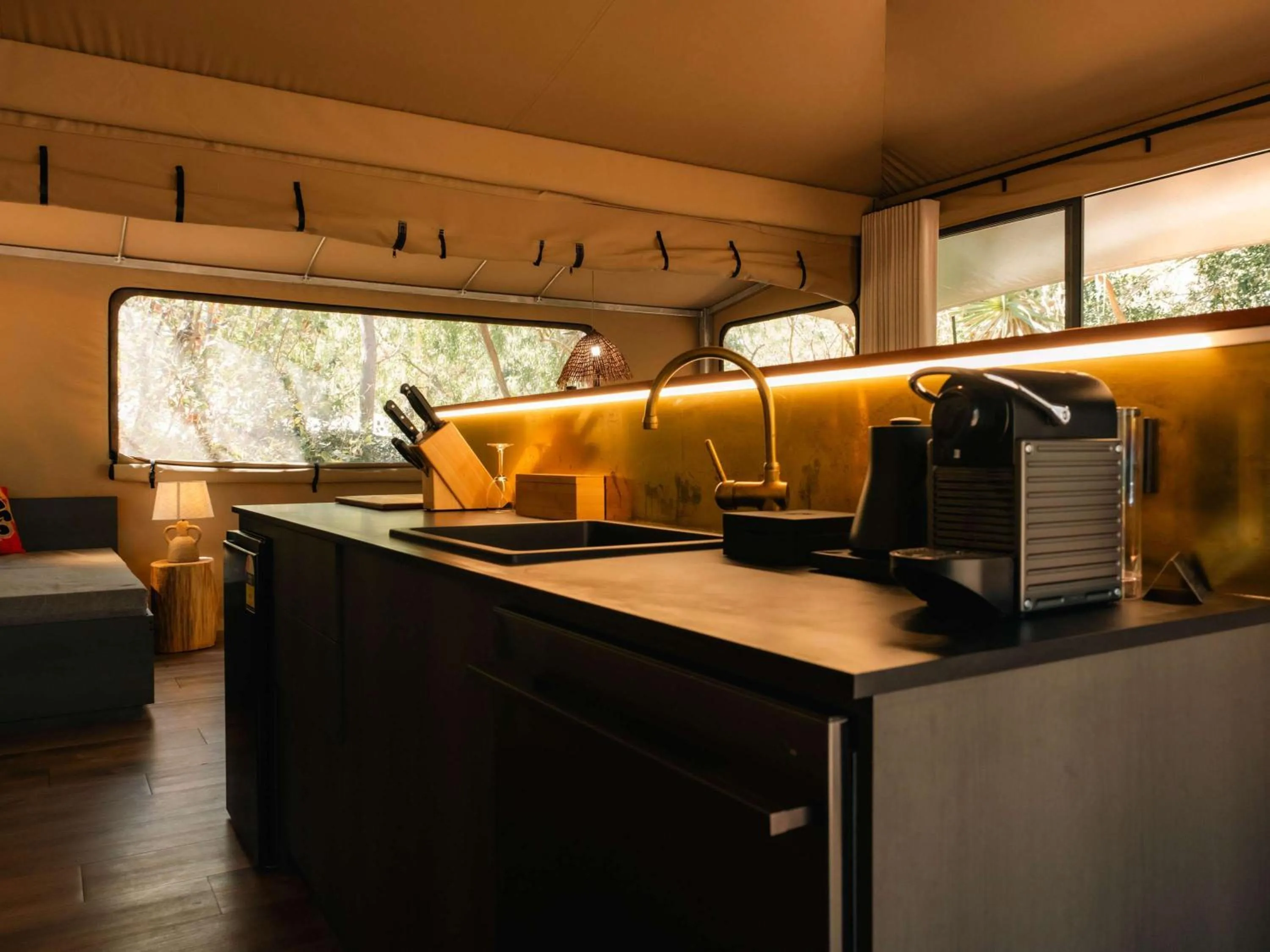 Bathroom, Bed in Cooinda Lodge Kakadu