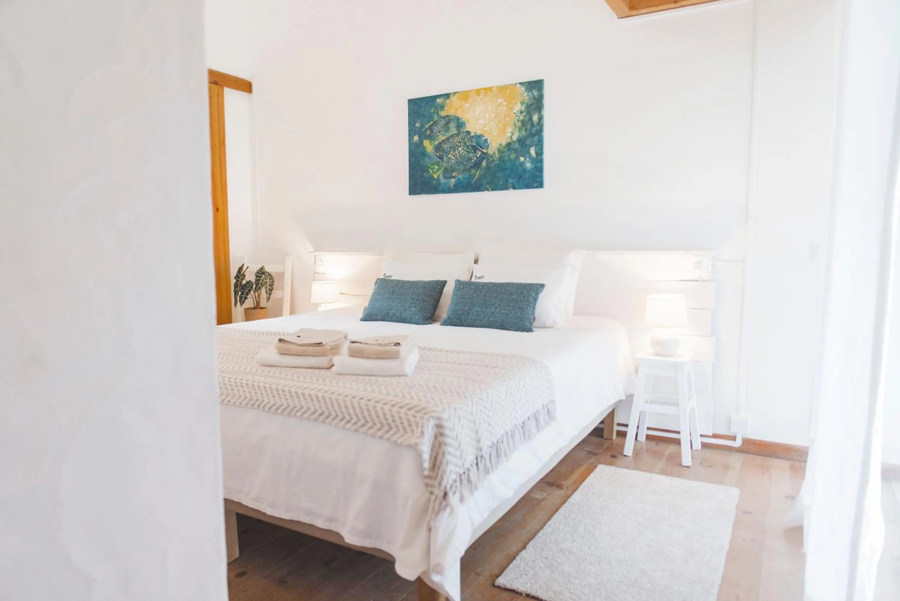 Photo of the whole room, Bed in Surf Vilas by Laneez Ericeira