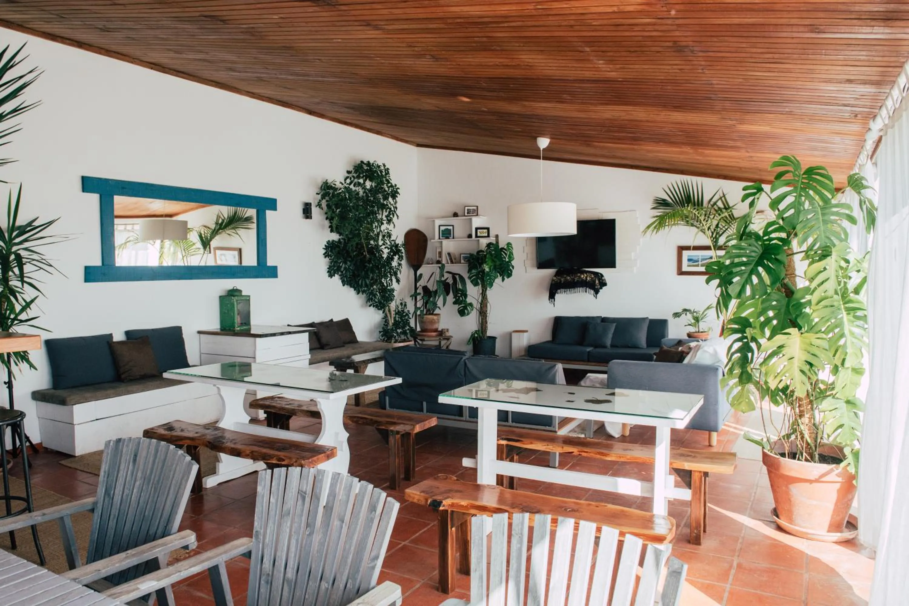 Communal lounge/ TV room in Surf Vilas by Laneez Ericeira