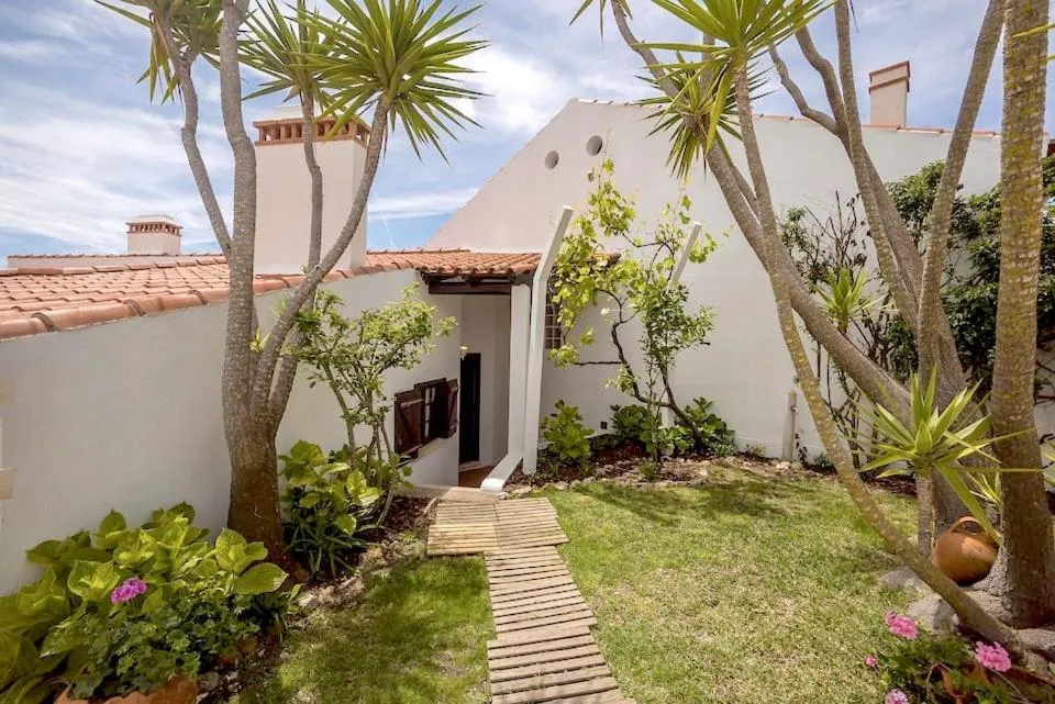 Facade/entrance in Surf Vilas by Laneez Ericeira