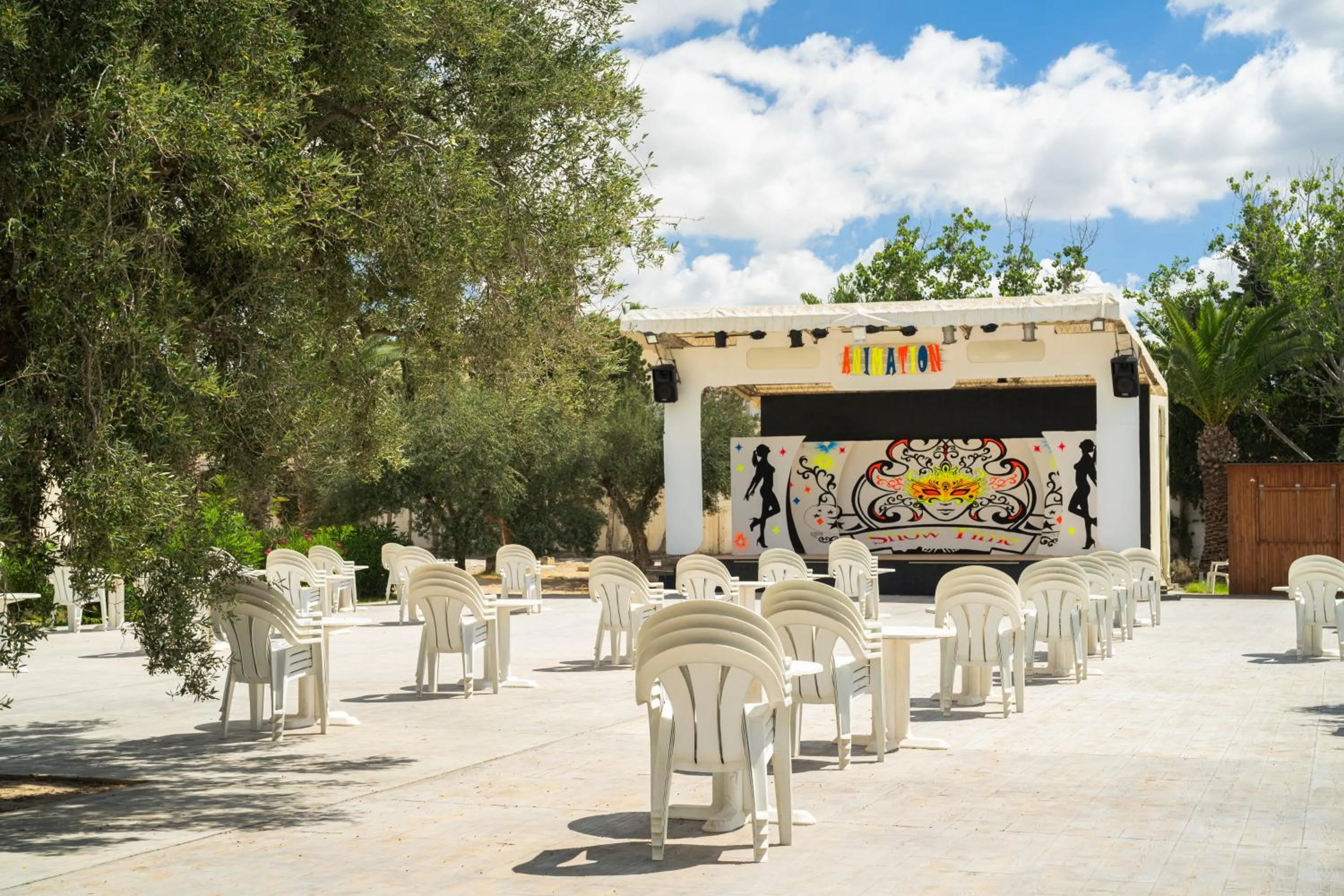 Evening entertainment in Dar Khayam