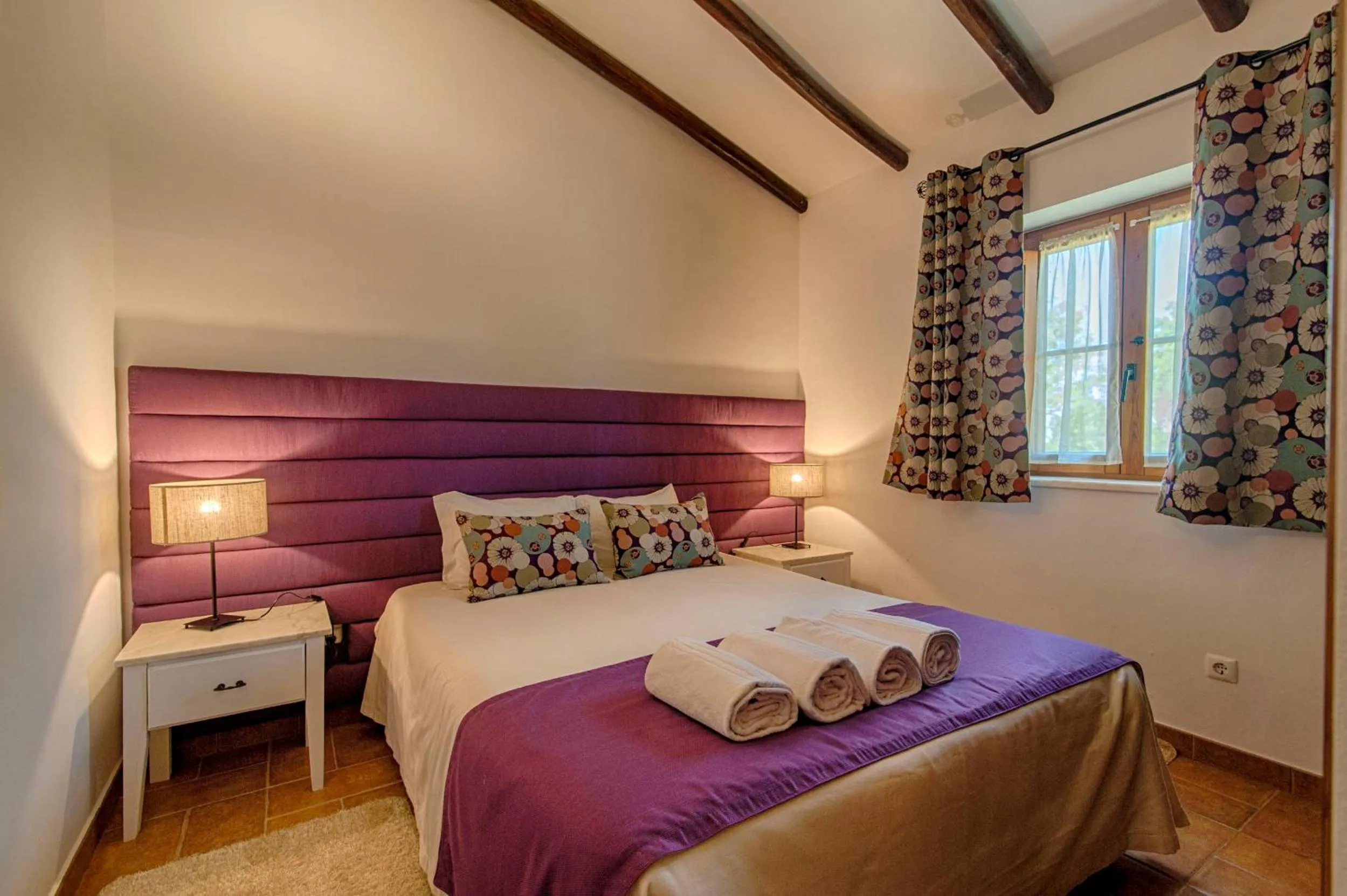 Photo of the whole room, Bed in Monte Da Galrixa