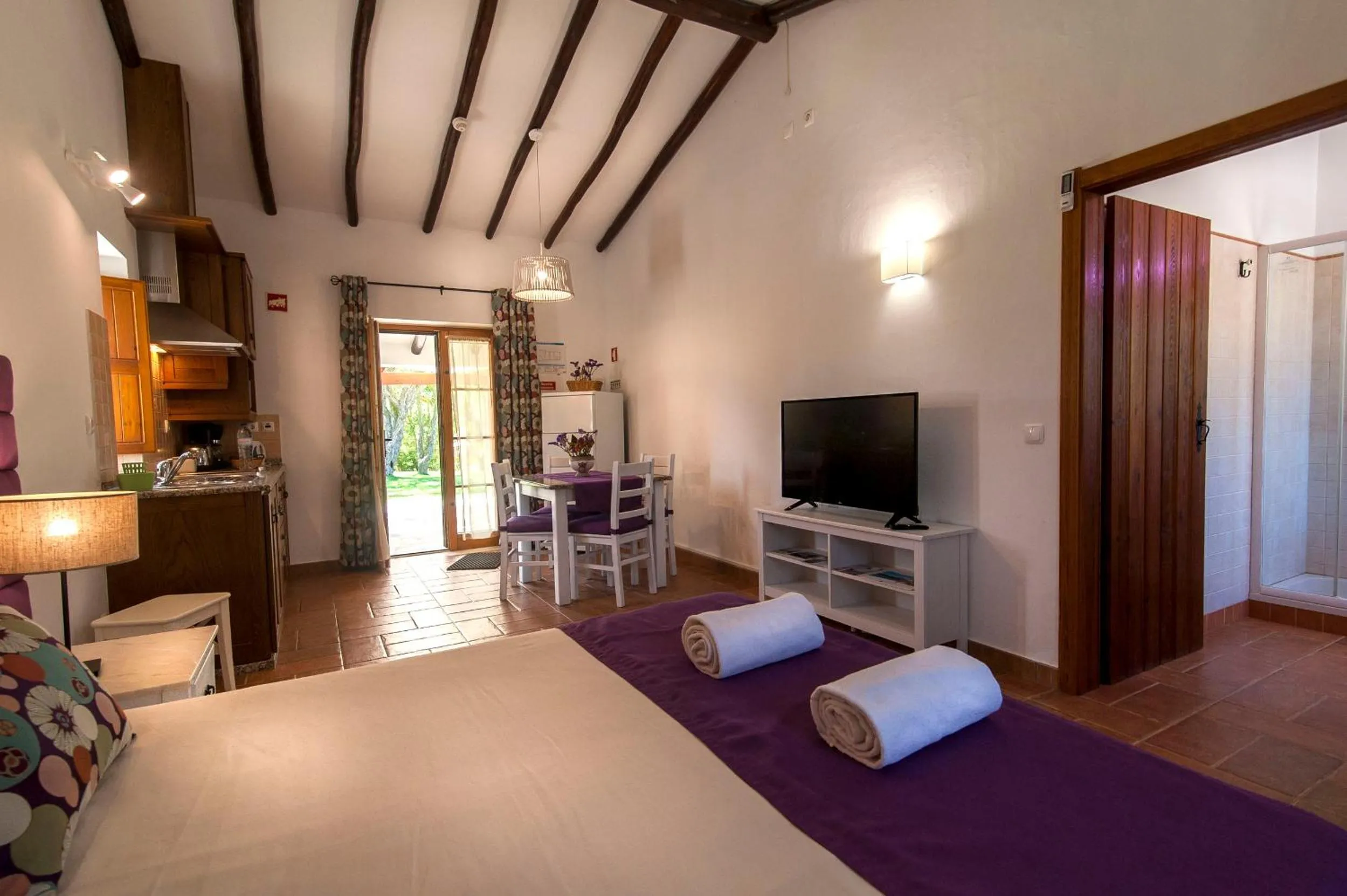 Photo of the whole room, Bed in Monte Da Galrixa