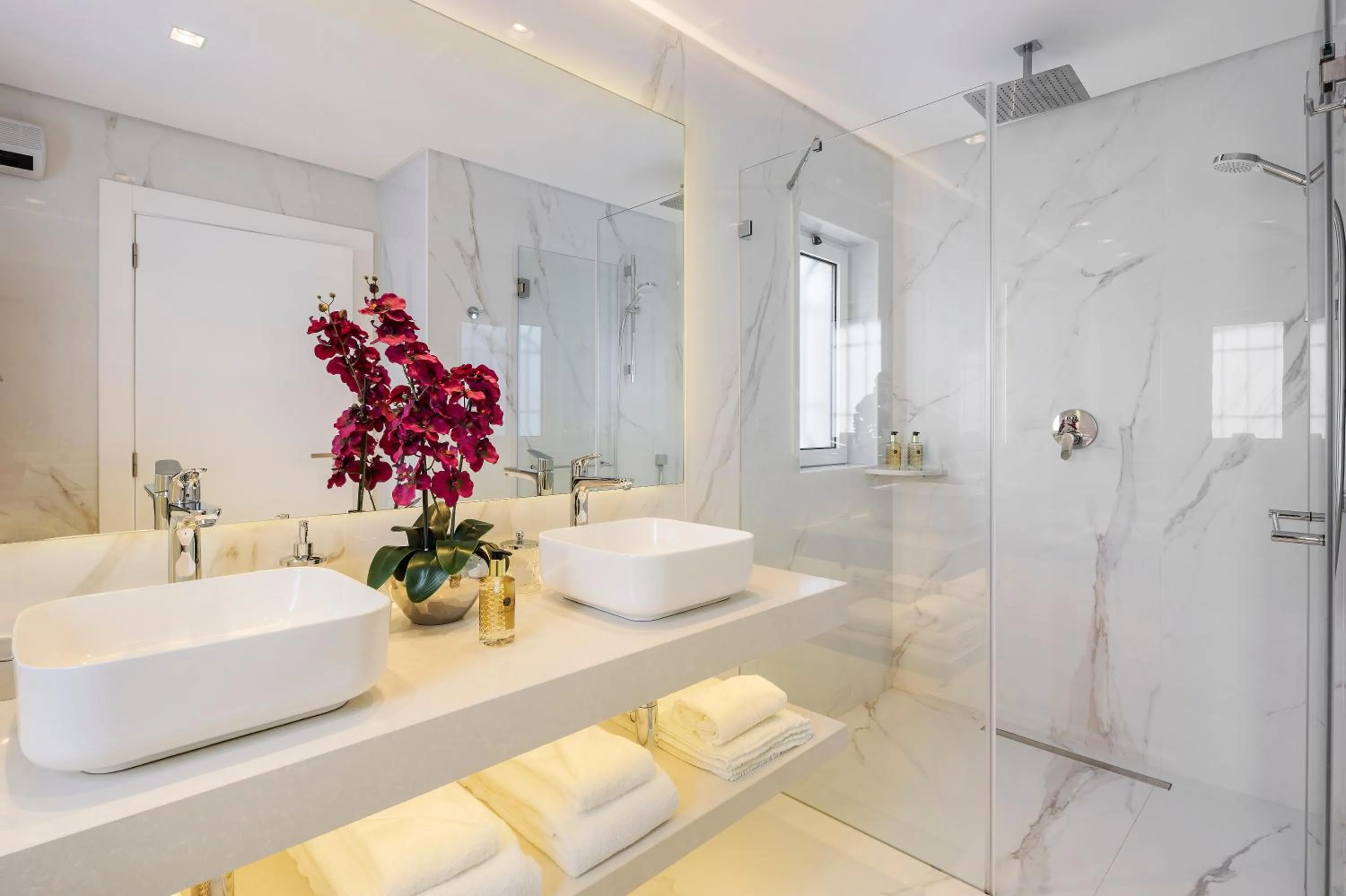 Shower in Vila Balaia - Luxury Boutique Villas