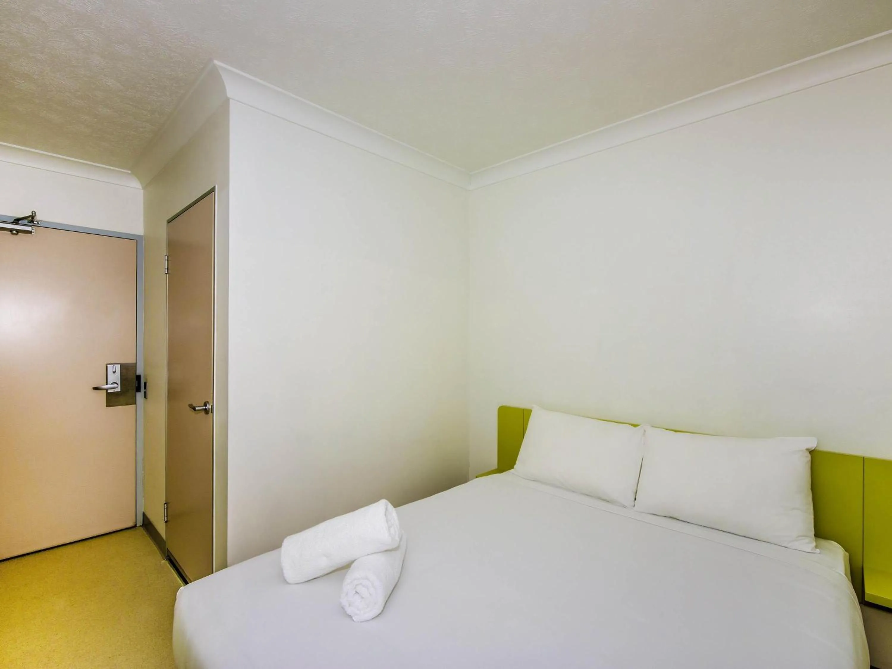 Bedroom, Bed in ibis Budget Brisbane Airport