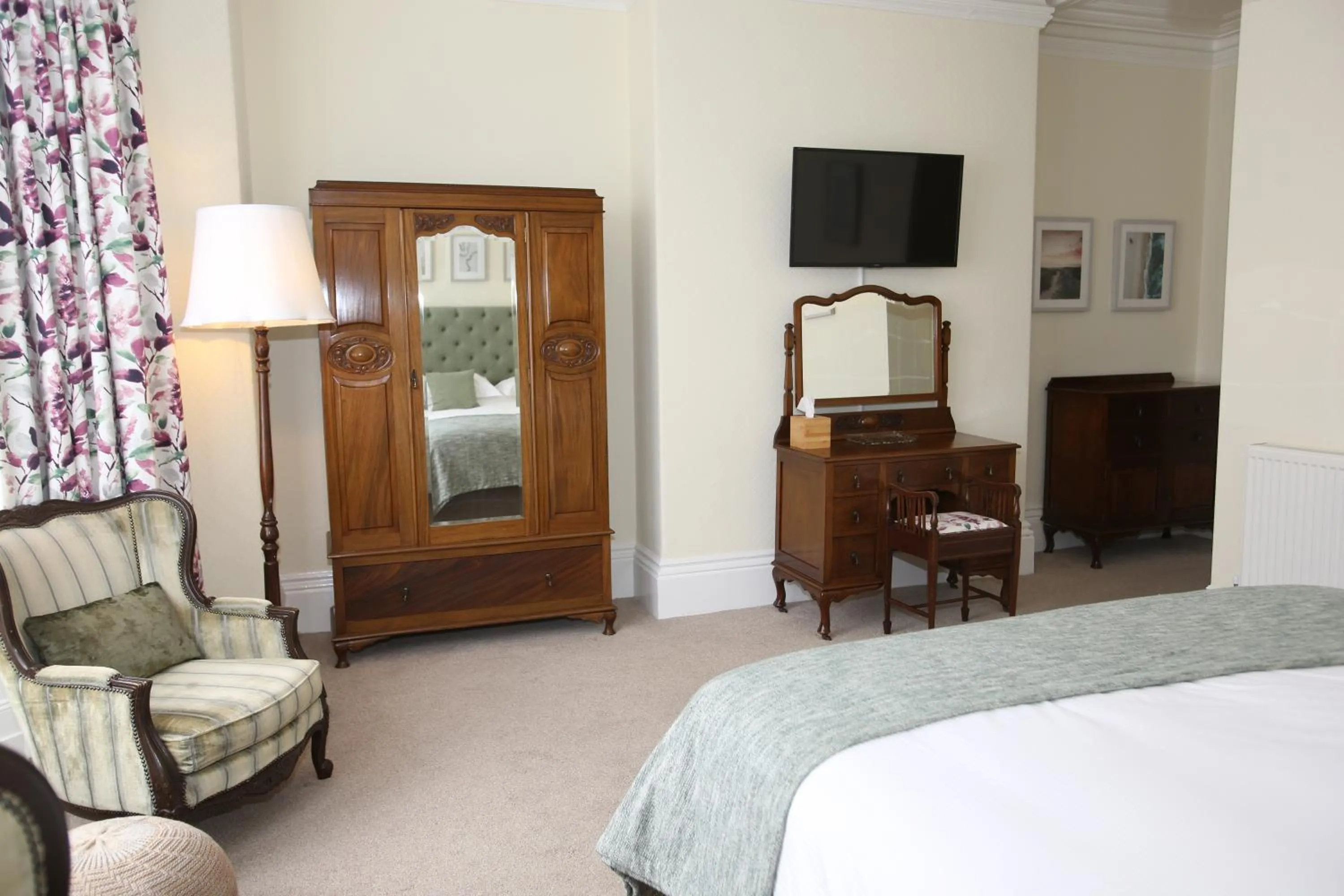 Bedroom, Bed in The Cordelia