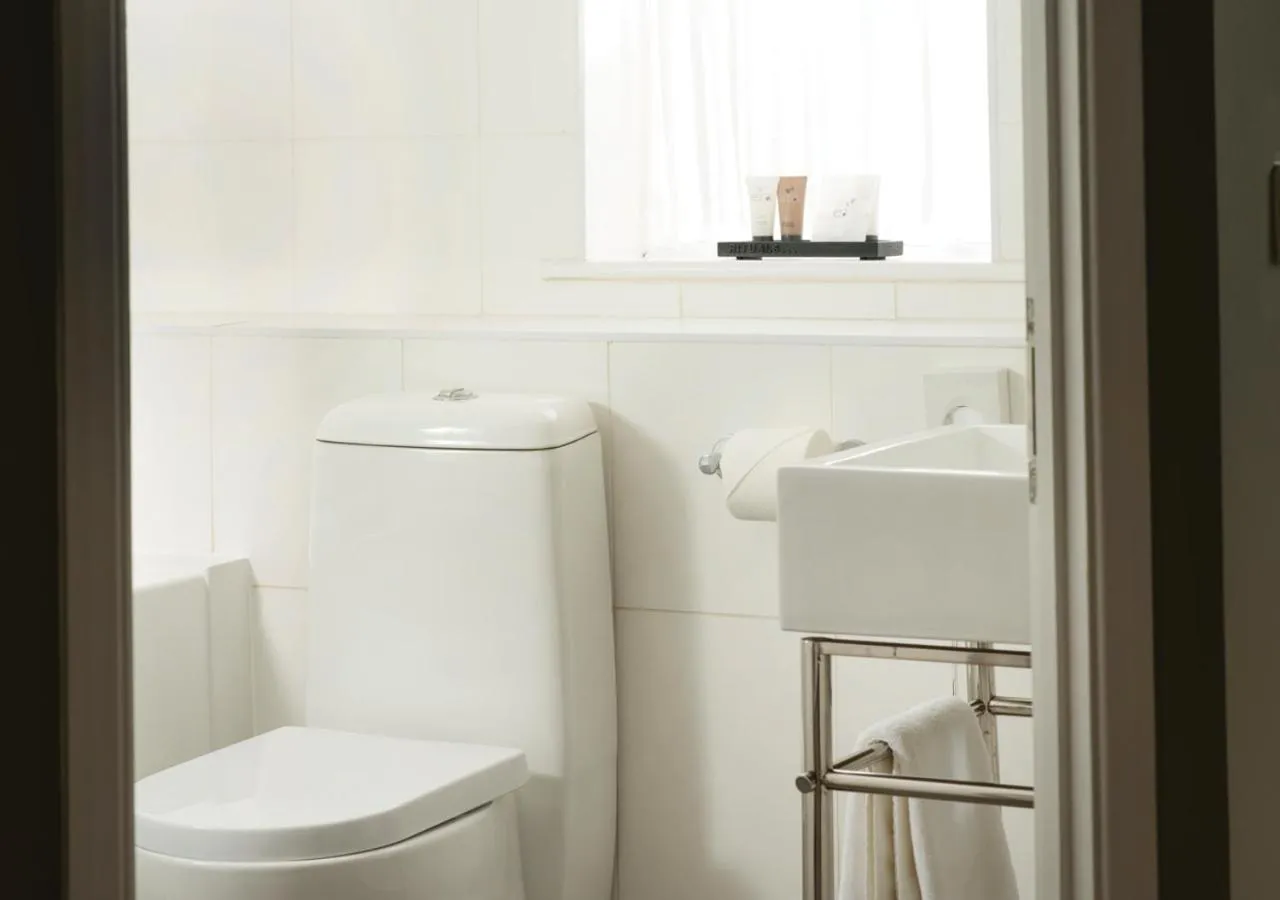 Bathroom in Crouchers Hotel