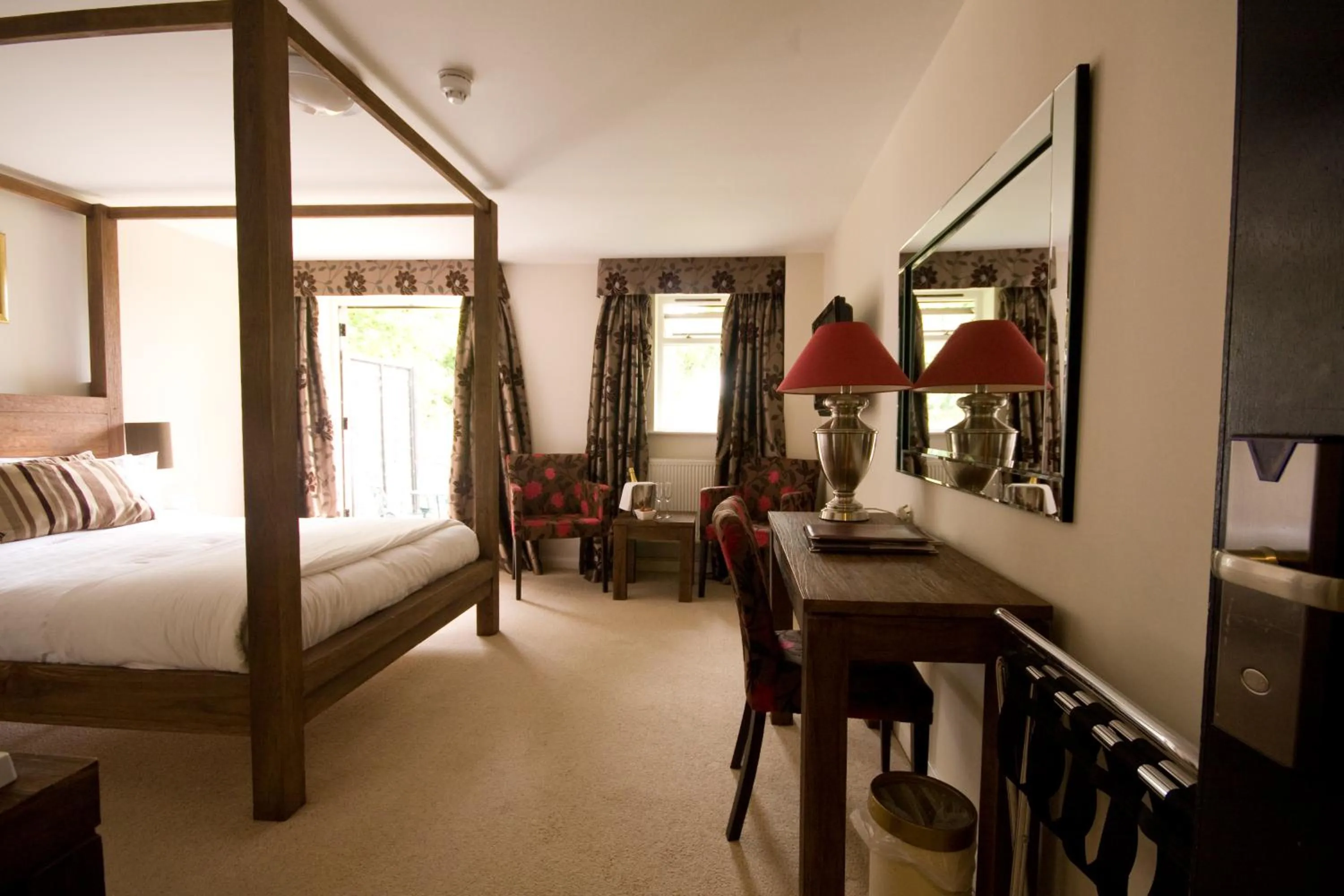 Bedroom, Bed in Crouchers Hotel