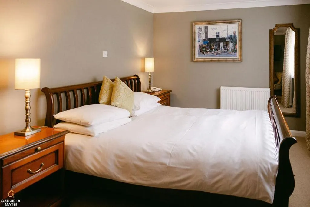 Bedroom, Bed in Crouchers Hotel