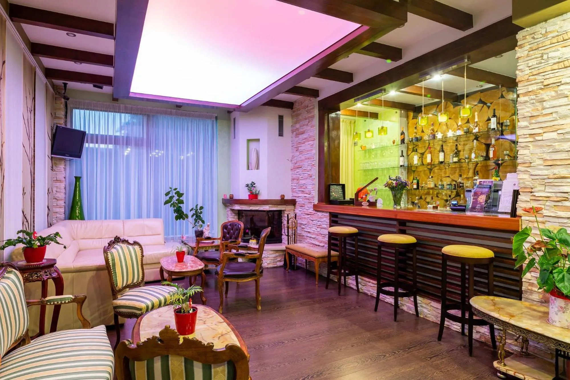 Restaurant/places to eat in Casa Freya