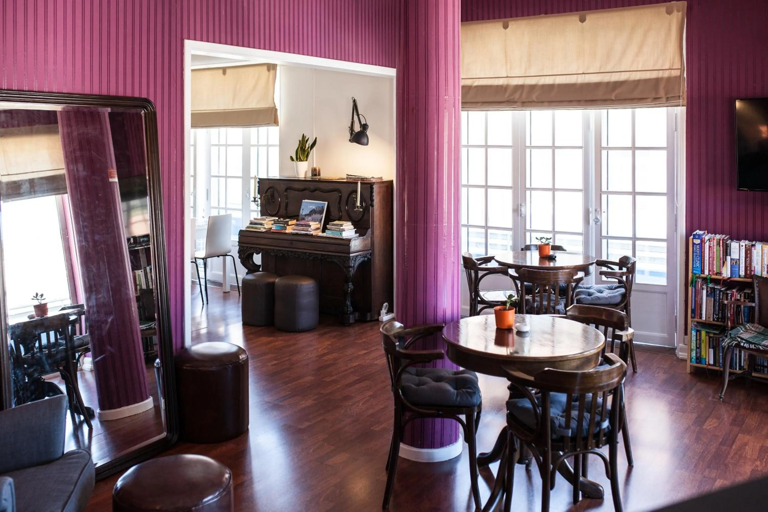 Communal lounge/ TV room in Hotel Leiria Classic