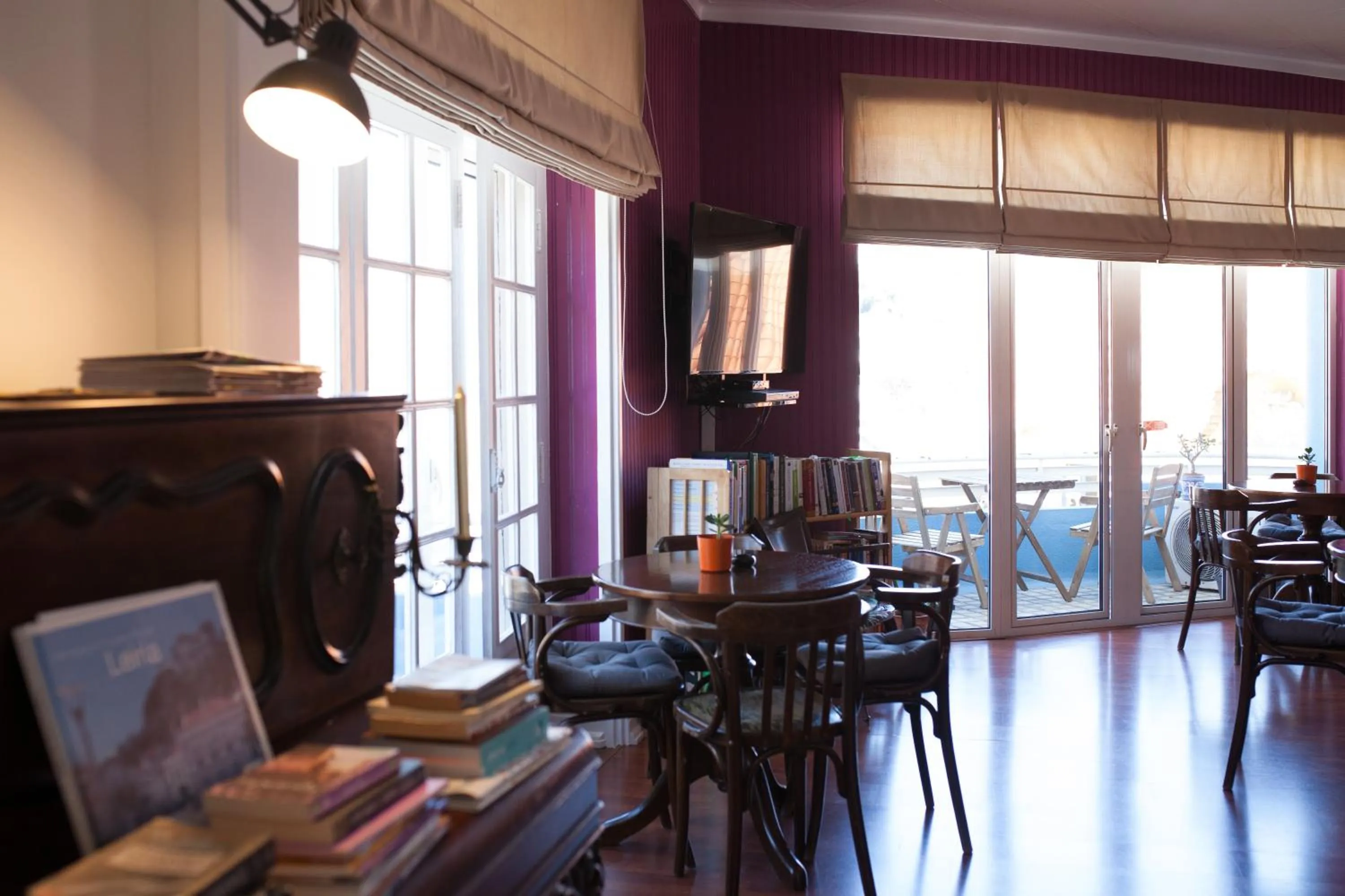 Communal lounge/ TV room in Hotel Leiria Classic