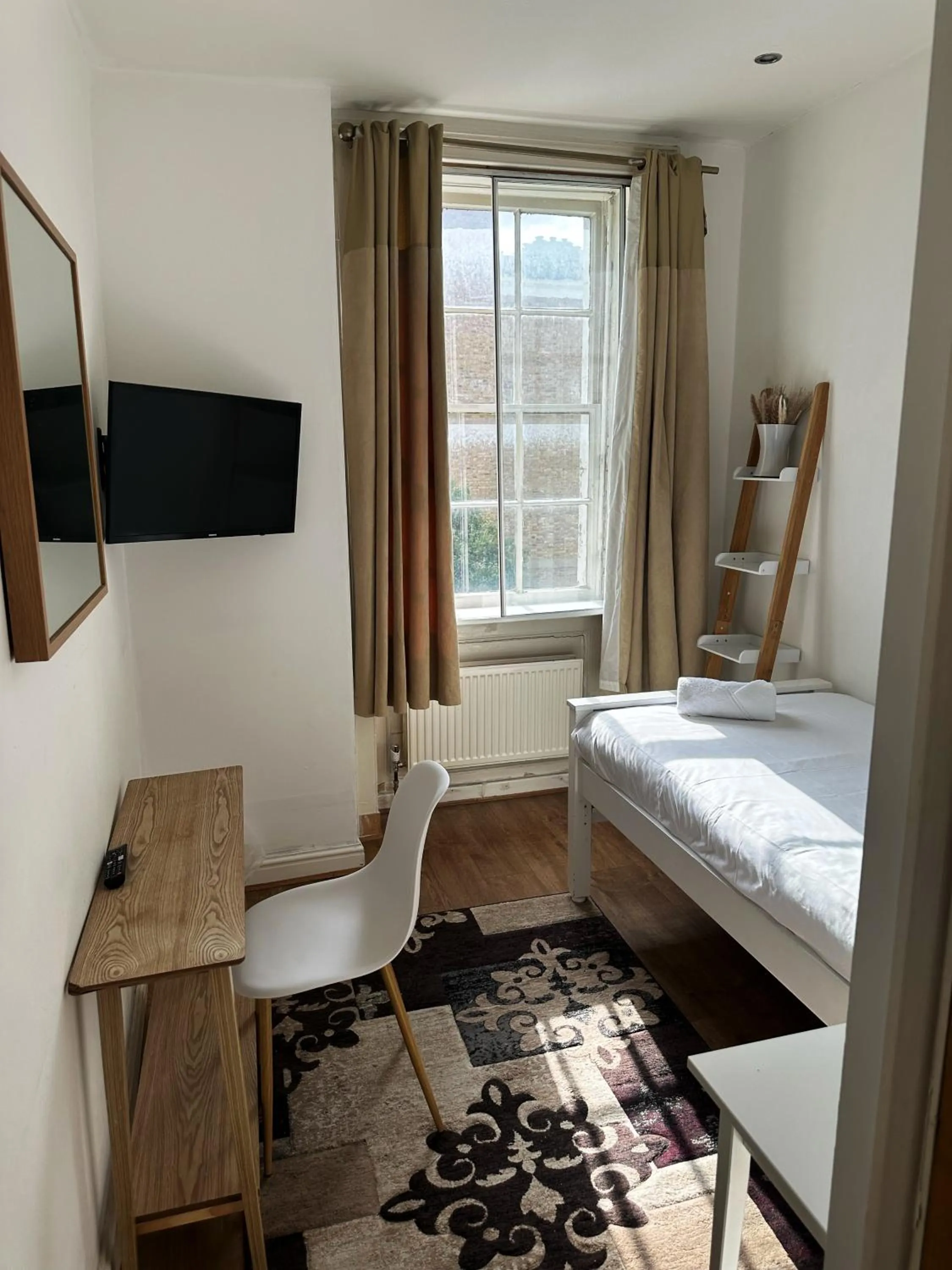 Bedroom, Bed in Somerset Hotel Baker Street London