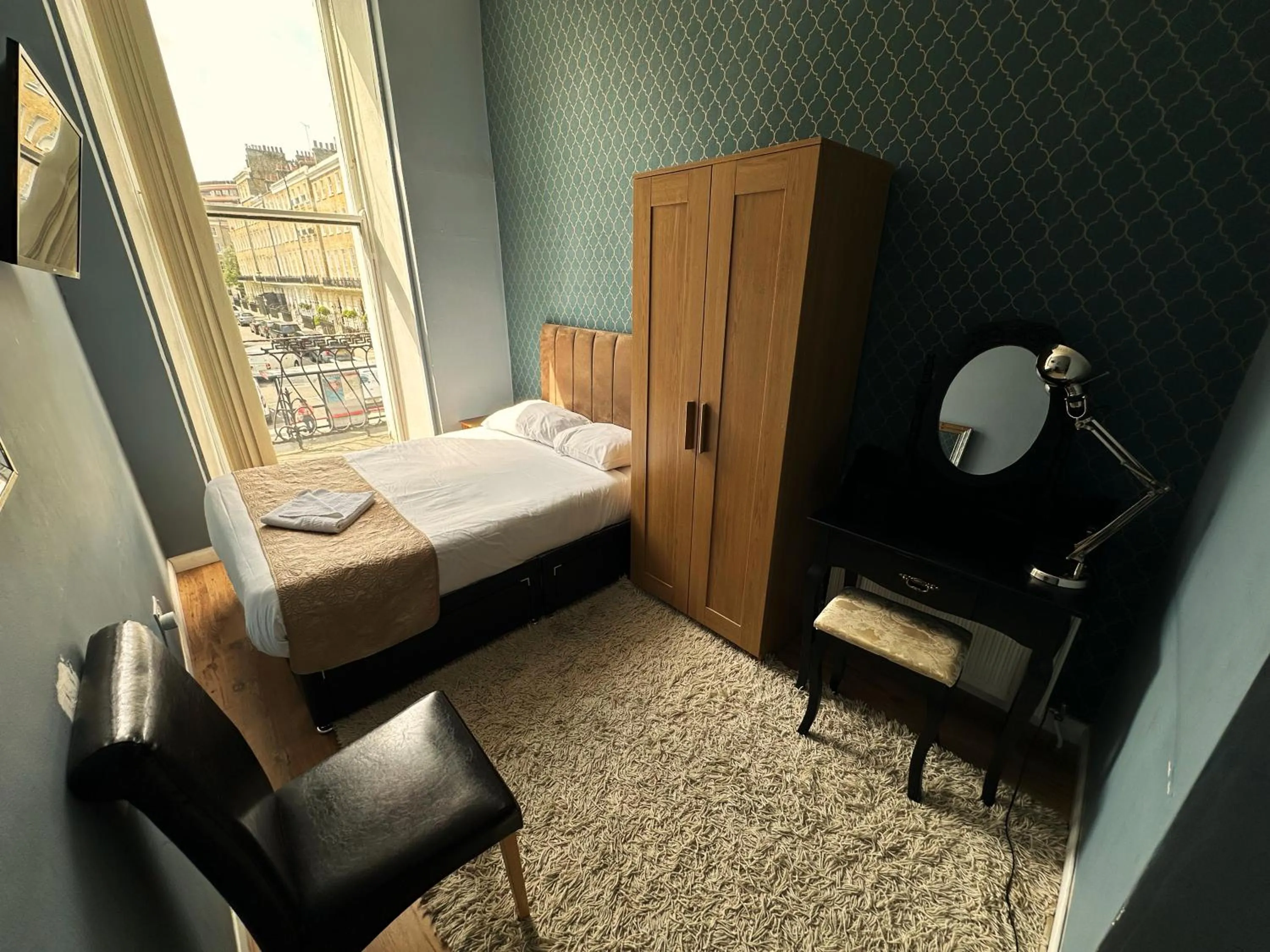 Bedroom, Bed in Somerset Hotel Baker Street London