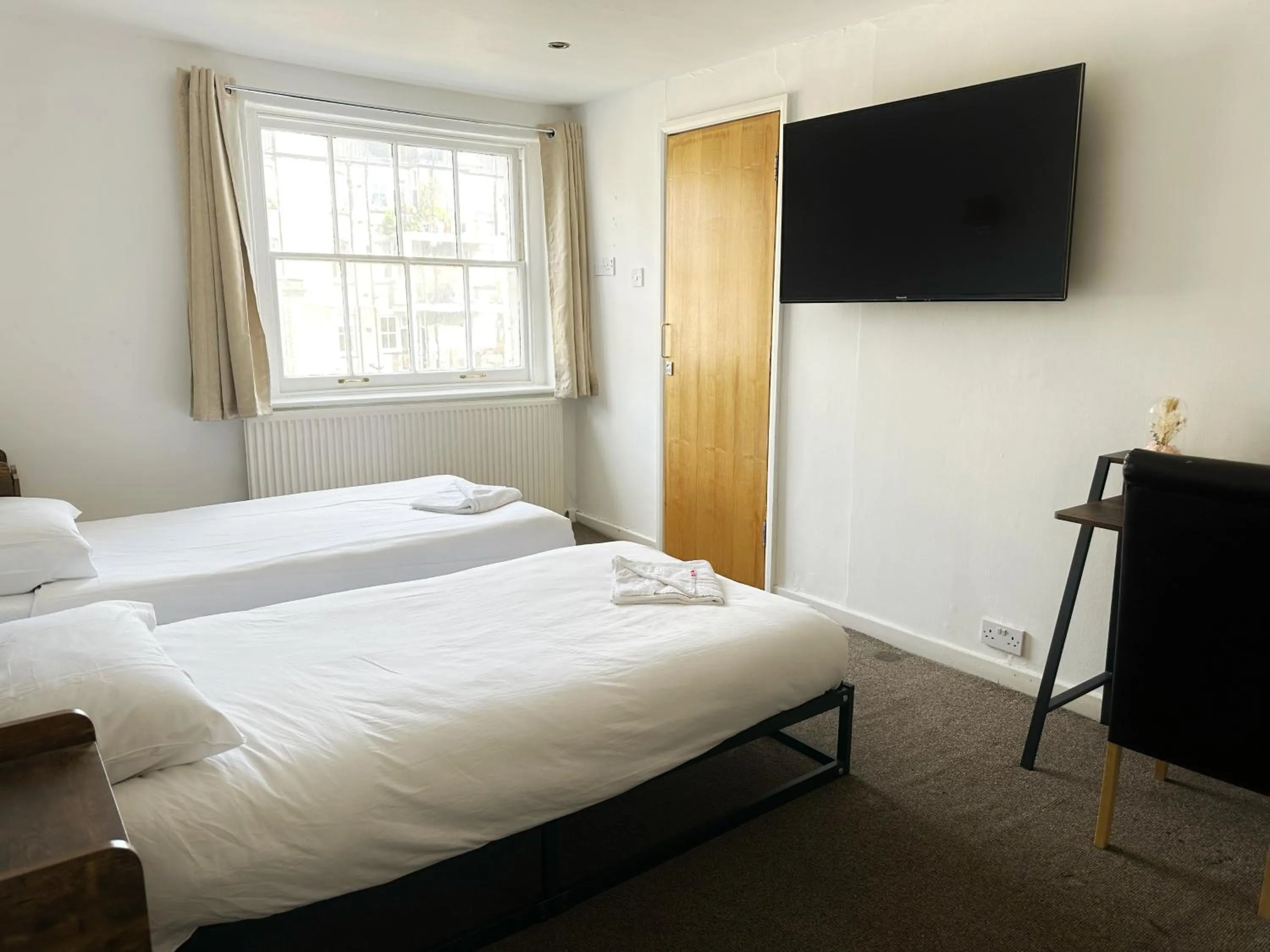 Bed in Somerset Hotel Baker Street London