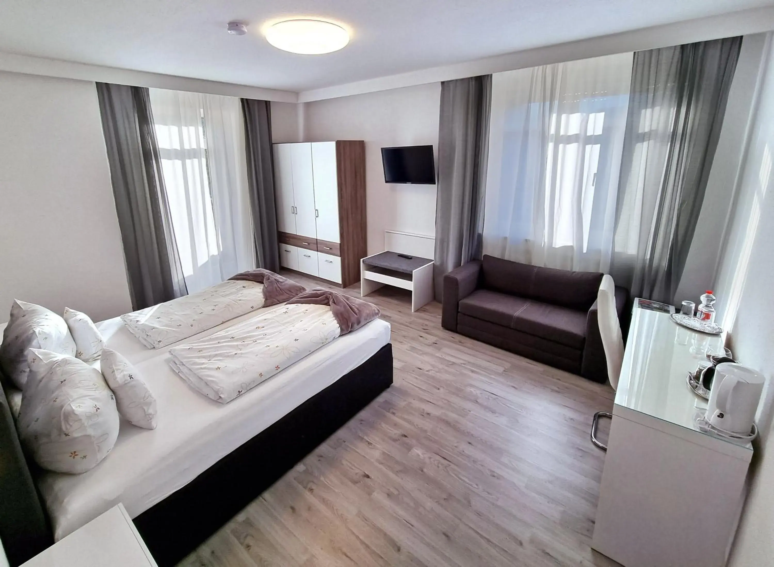 Deluxe Double Room with Shower in Gesundheitshotel Rössle Deluxe Double Room with Shower in Gesundheitshotel Rössle