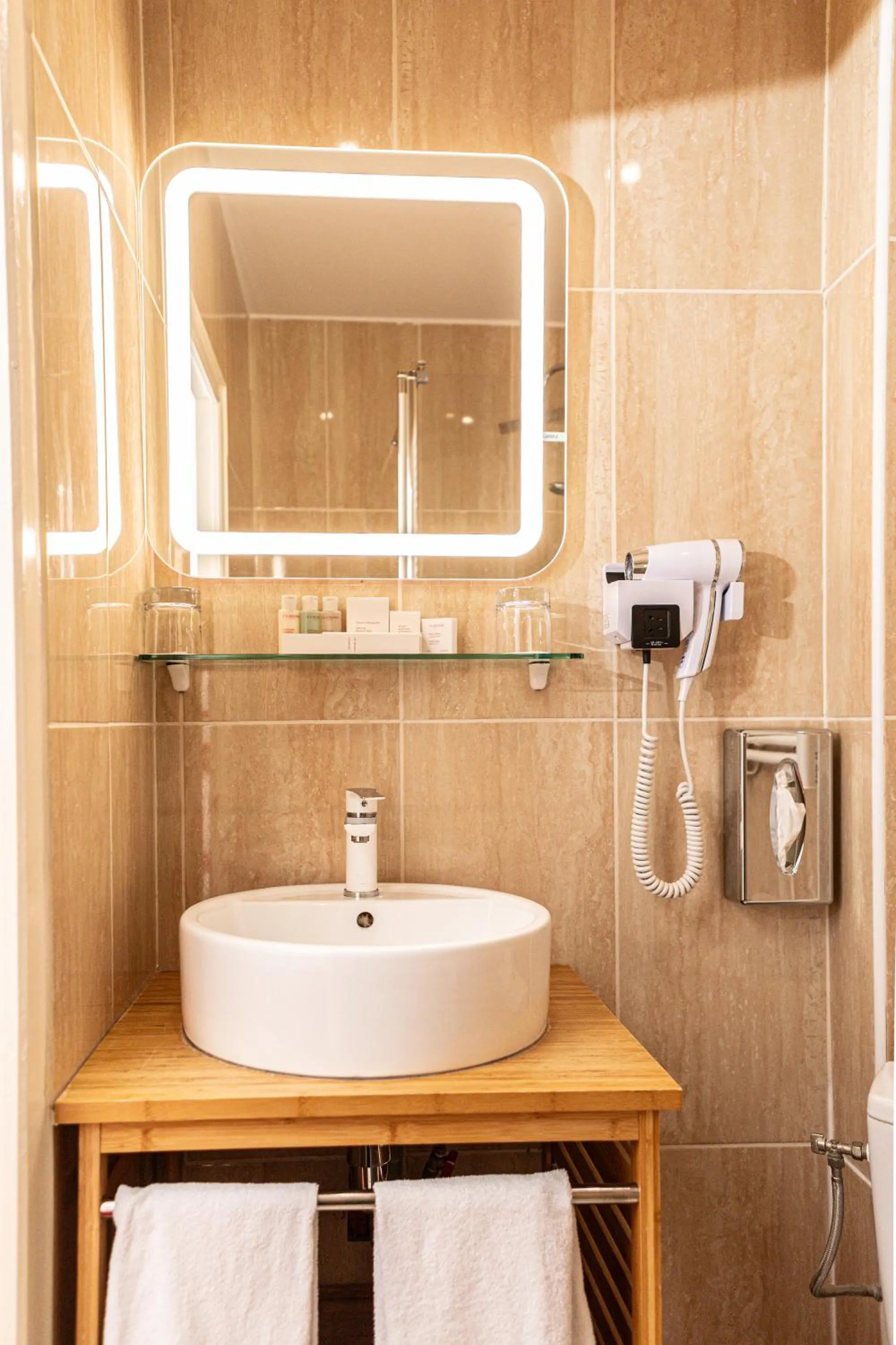 Bathroom in Hôtel Churchill Bordeaux Centre