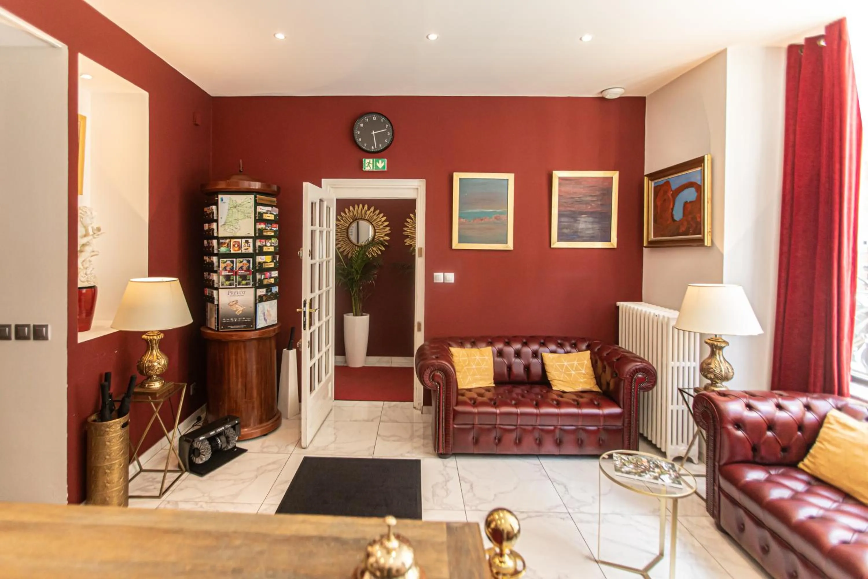 Lobby or reception in Hôtel Churchill Bordeaux Centre