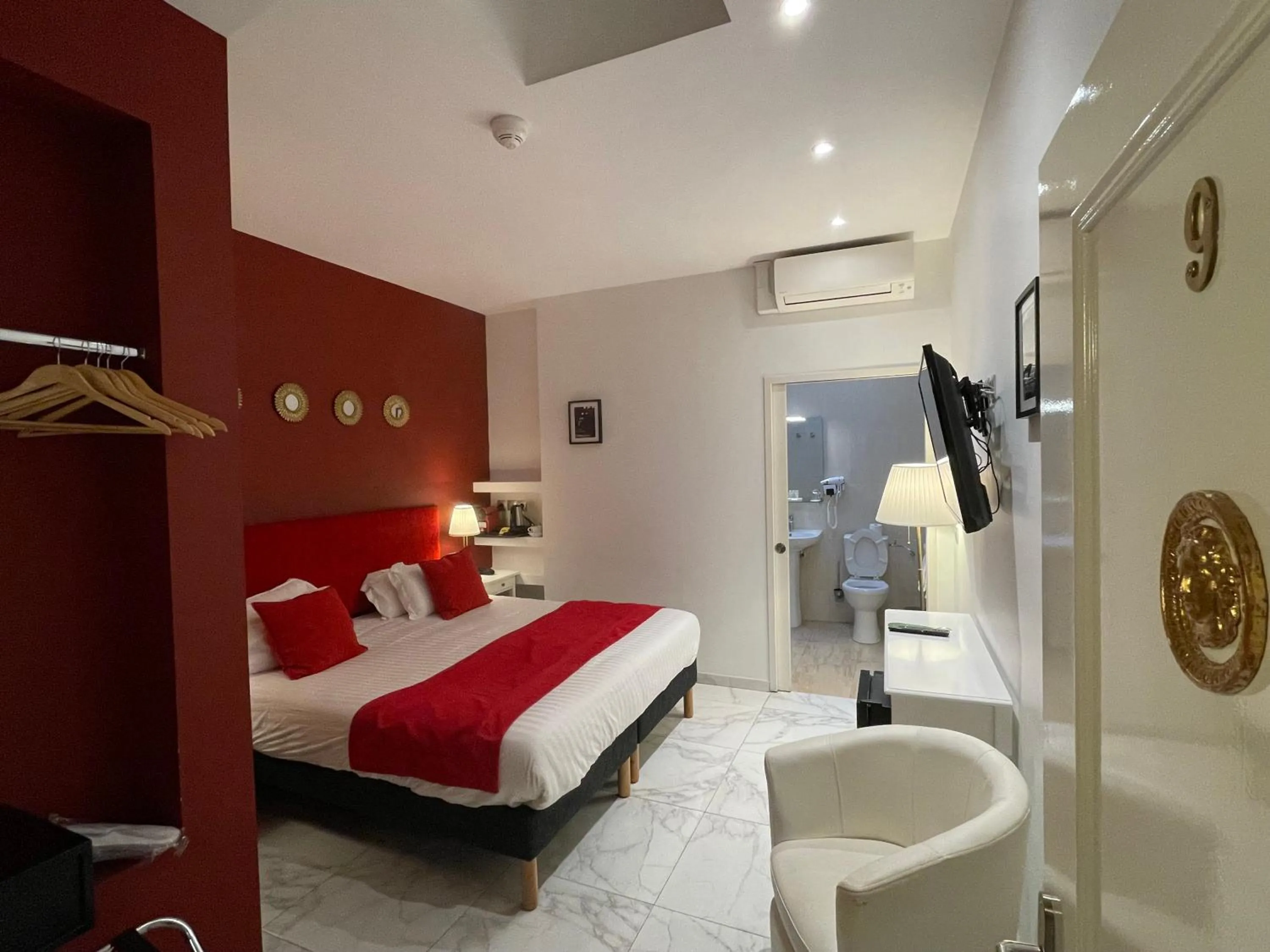 Bed in Hôtel Churchill Bordeaux Centre