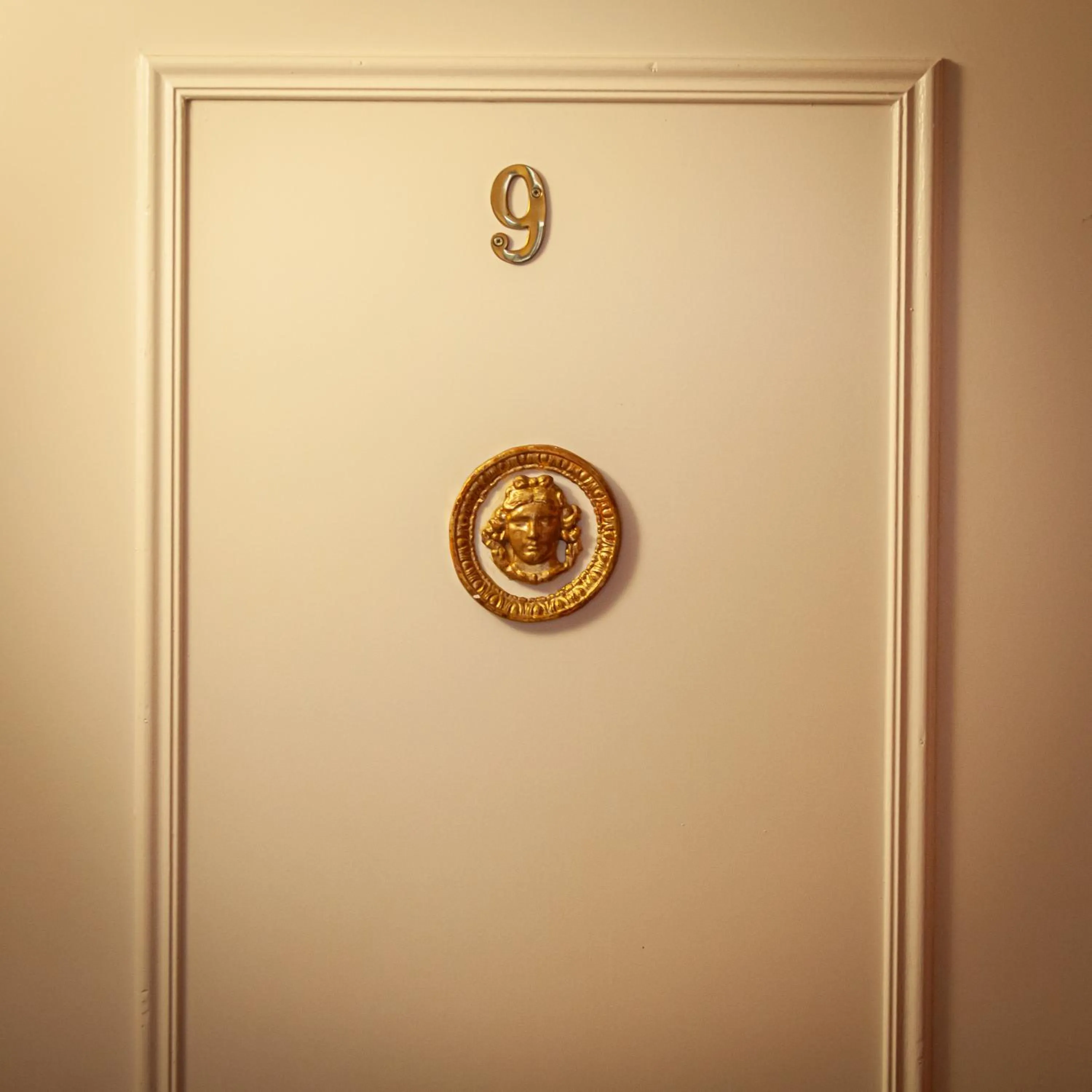 Bedroom in Hôtel Churchill Bordeaux Centre