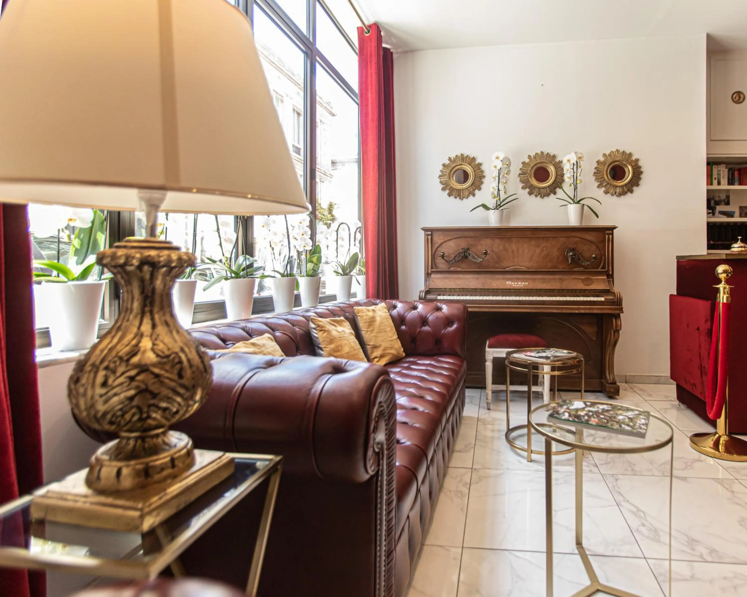 Lobby or reception in Hôtel Churchill Bordeaux Centre