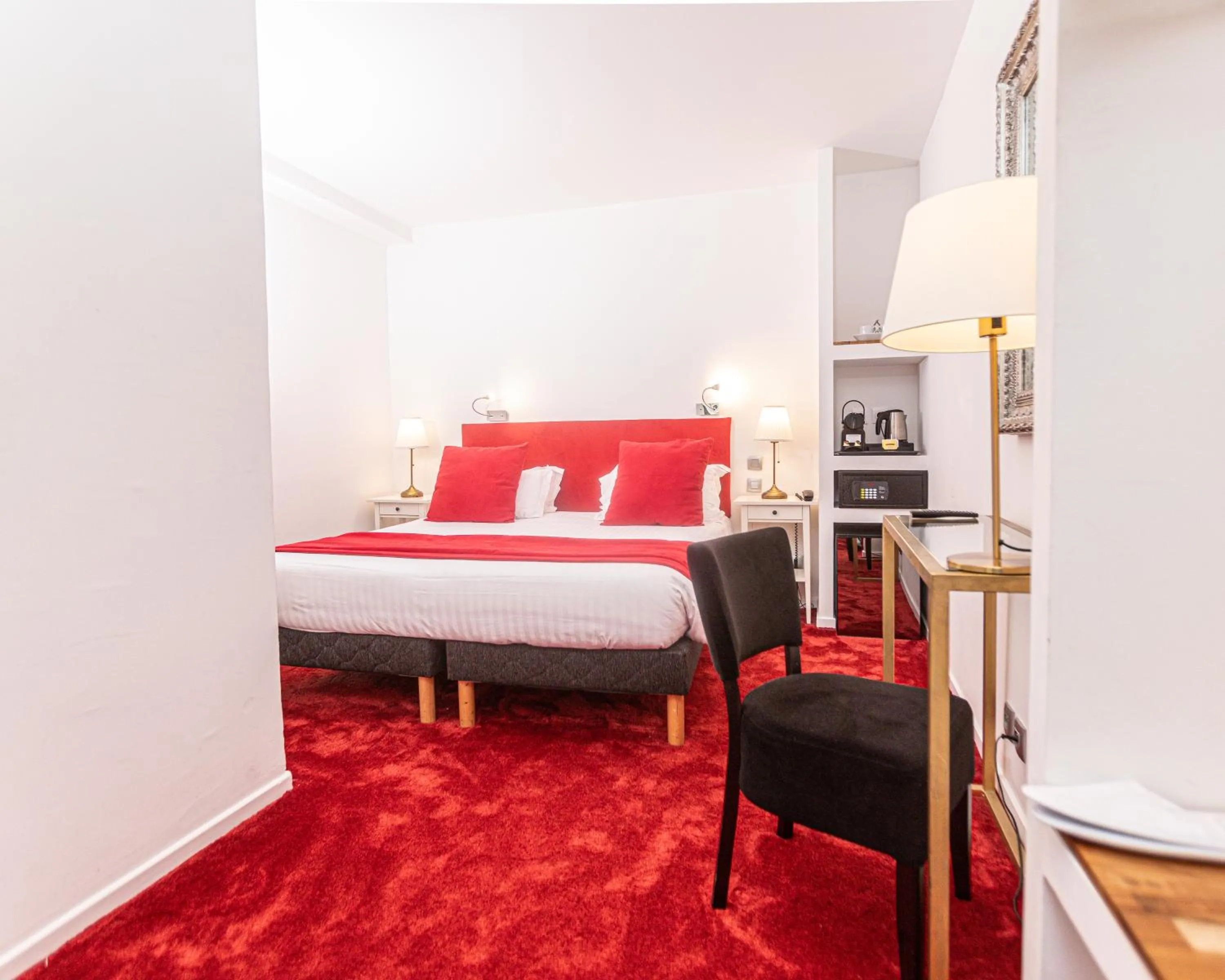 Bed in Hôtel Churchill Bordeaux Centre