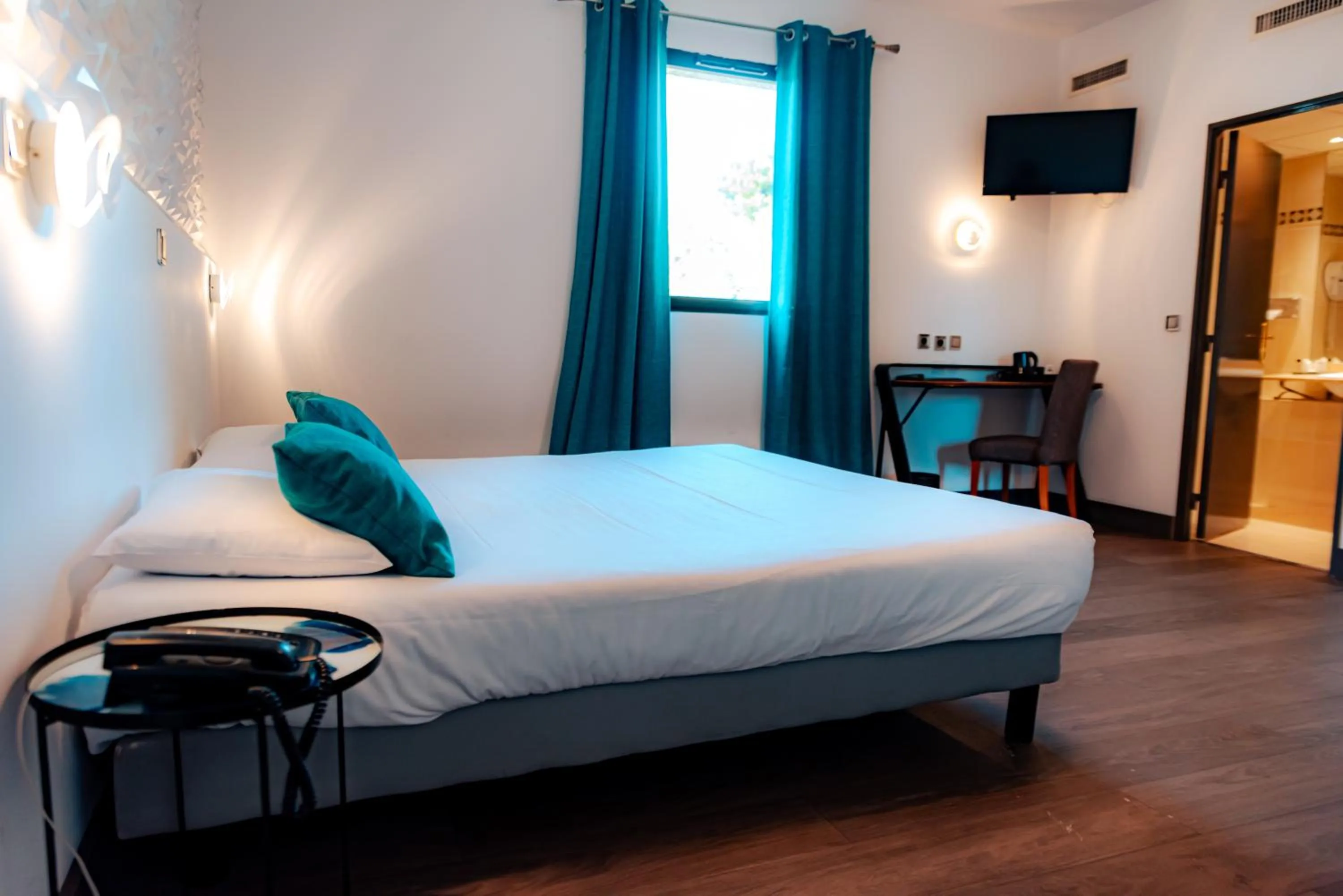 Bedroom, Bed in Aeroport Hotel - Parc Expo