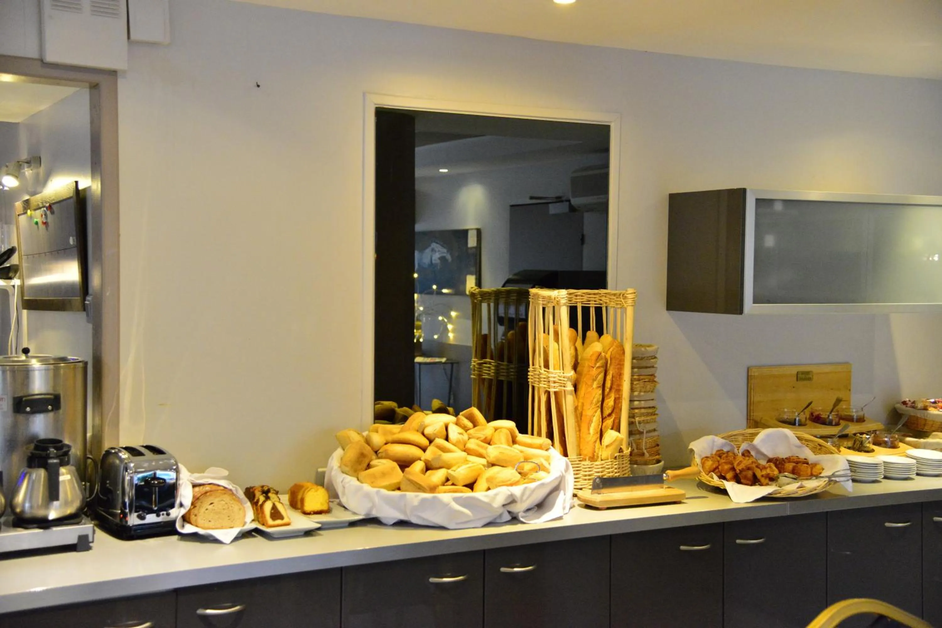 Restaurant/places to eat in Aeroport Hotel - Parc Expo