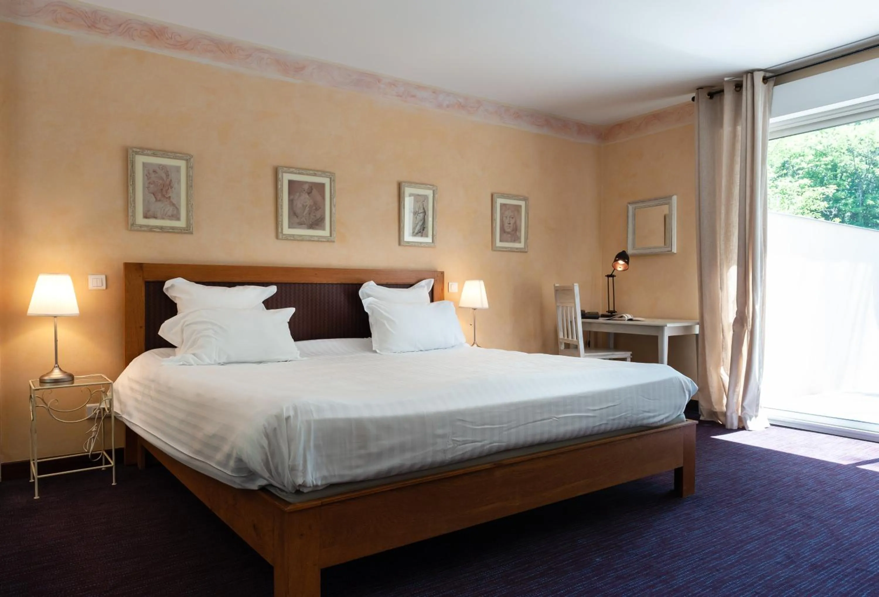 Photo of the whole room, Bed in Hôtel La Gentilhommière