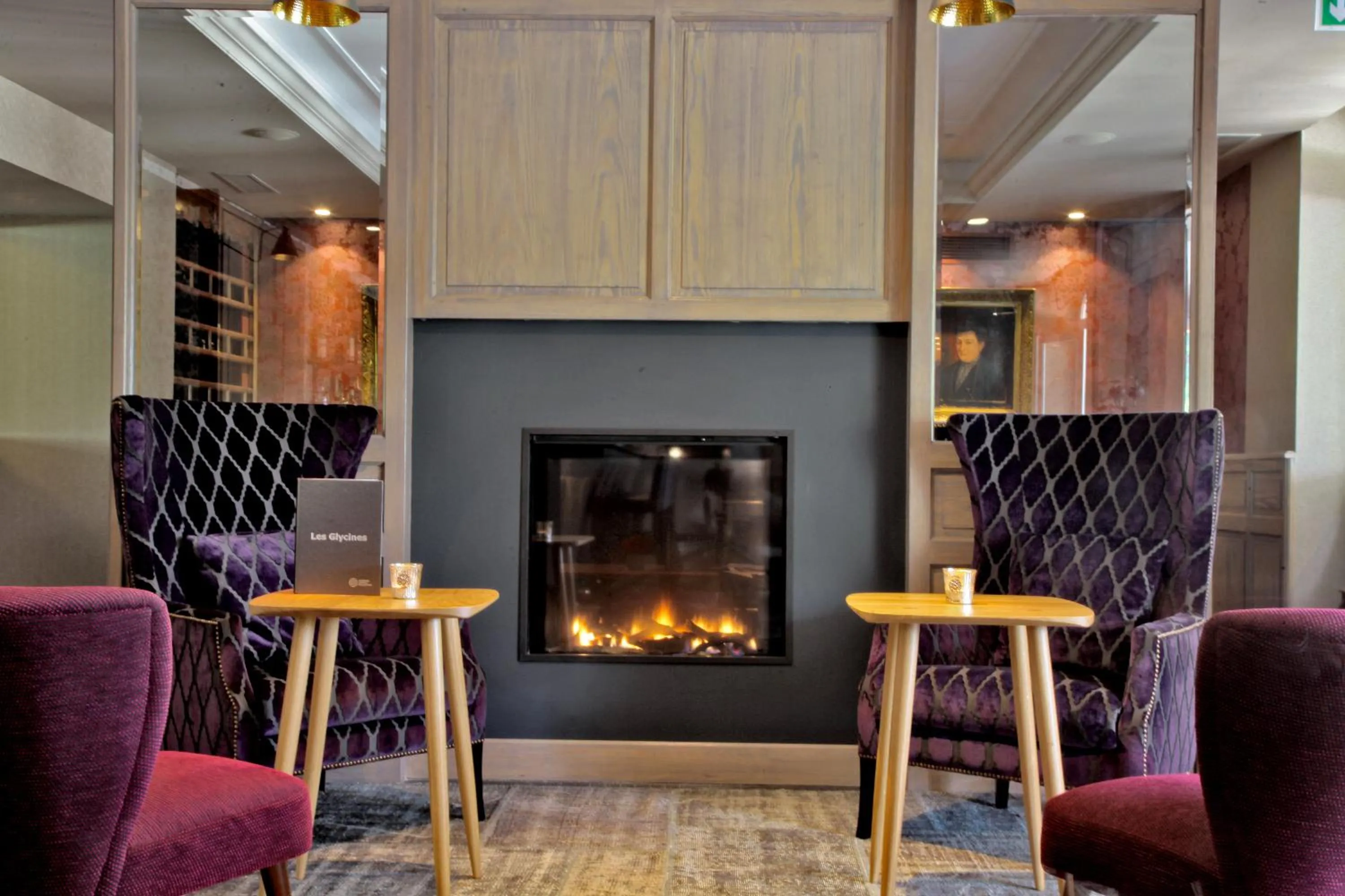 Lounge or bar in Les Glycines - Hôtel & Spa - Teritoria