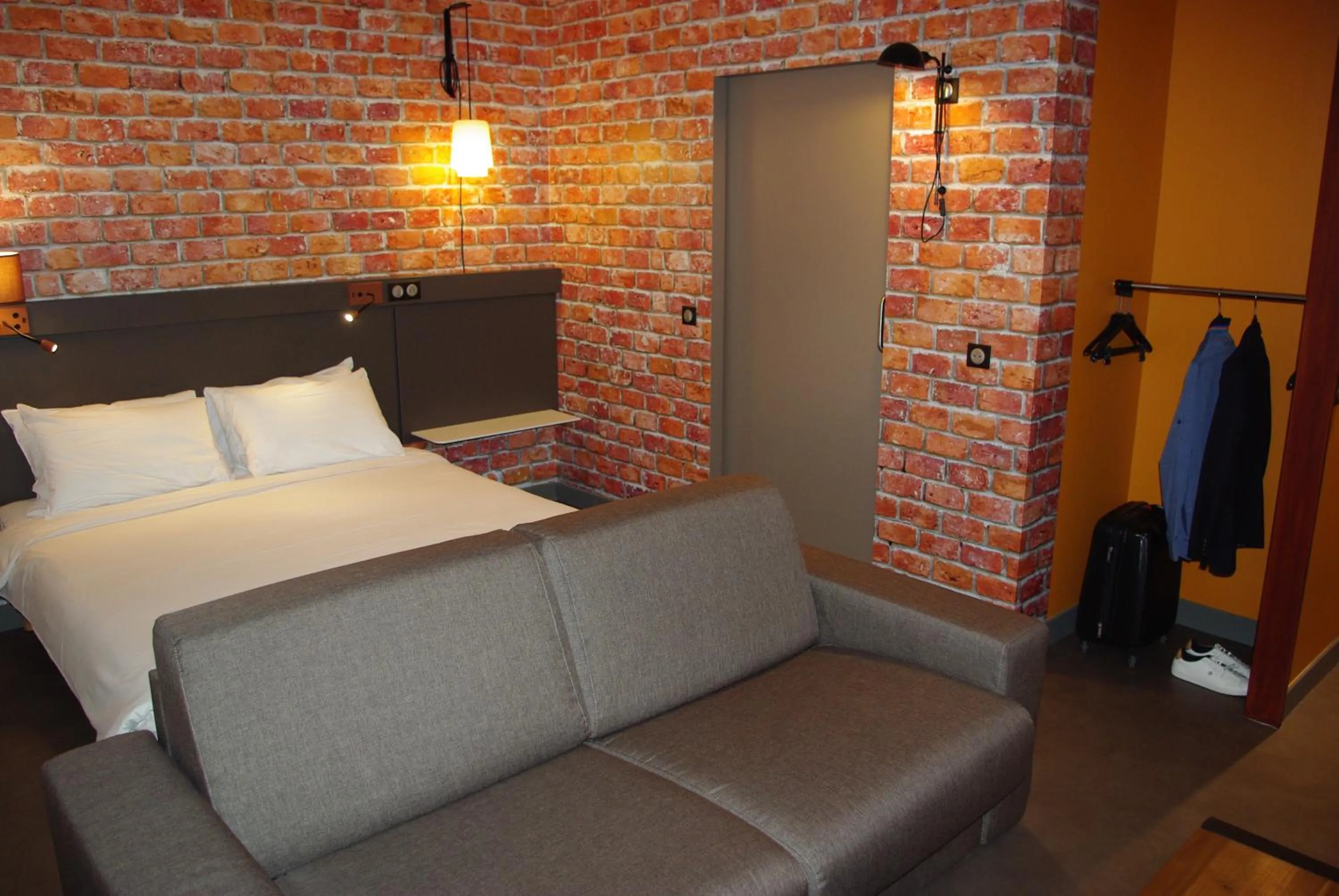 Photo of the whole room, Bed in greet hotel Paris Nord 18è