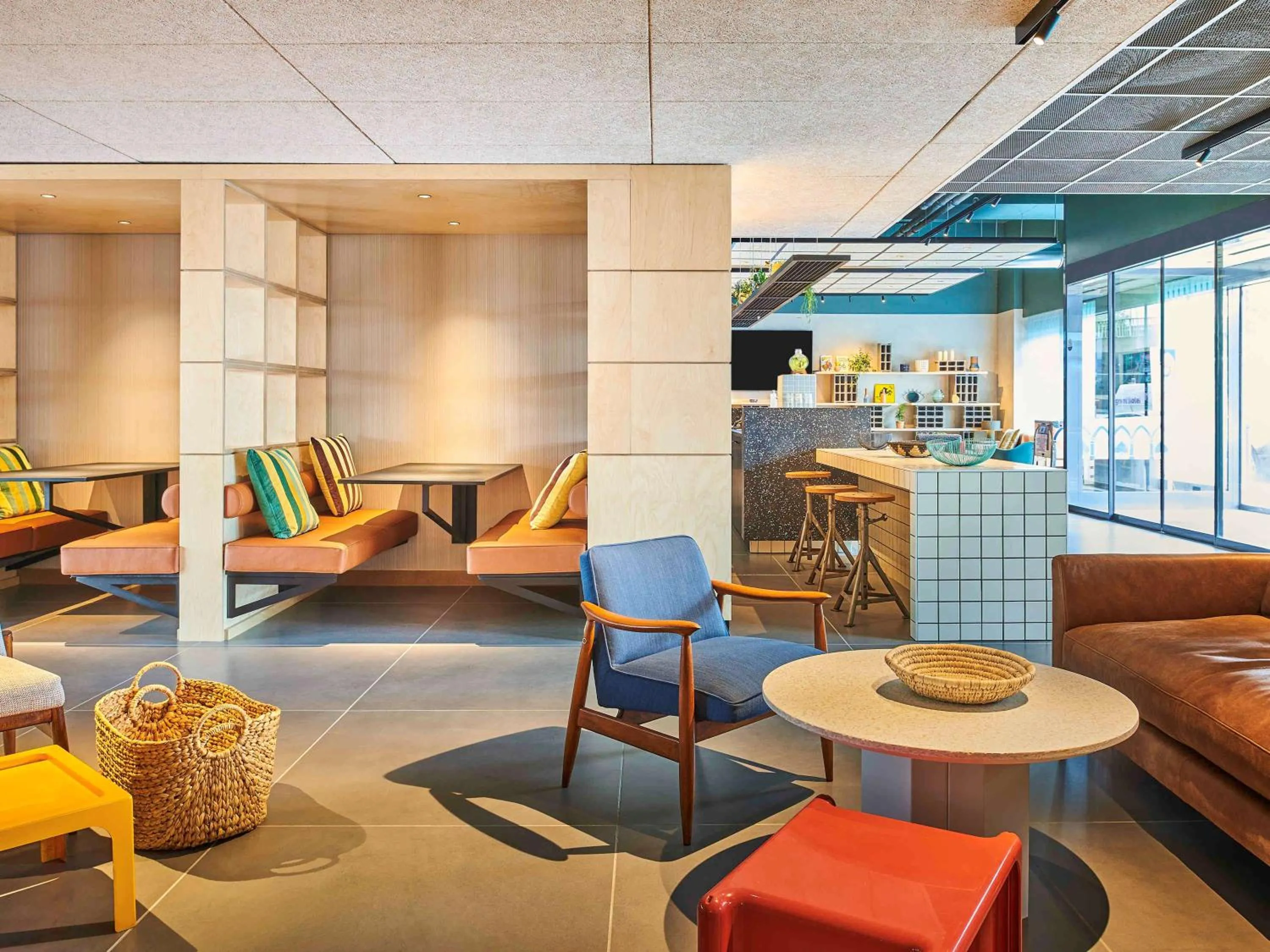 Restaurant/places to eat in greet hotel Paris Nord 18è