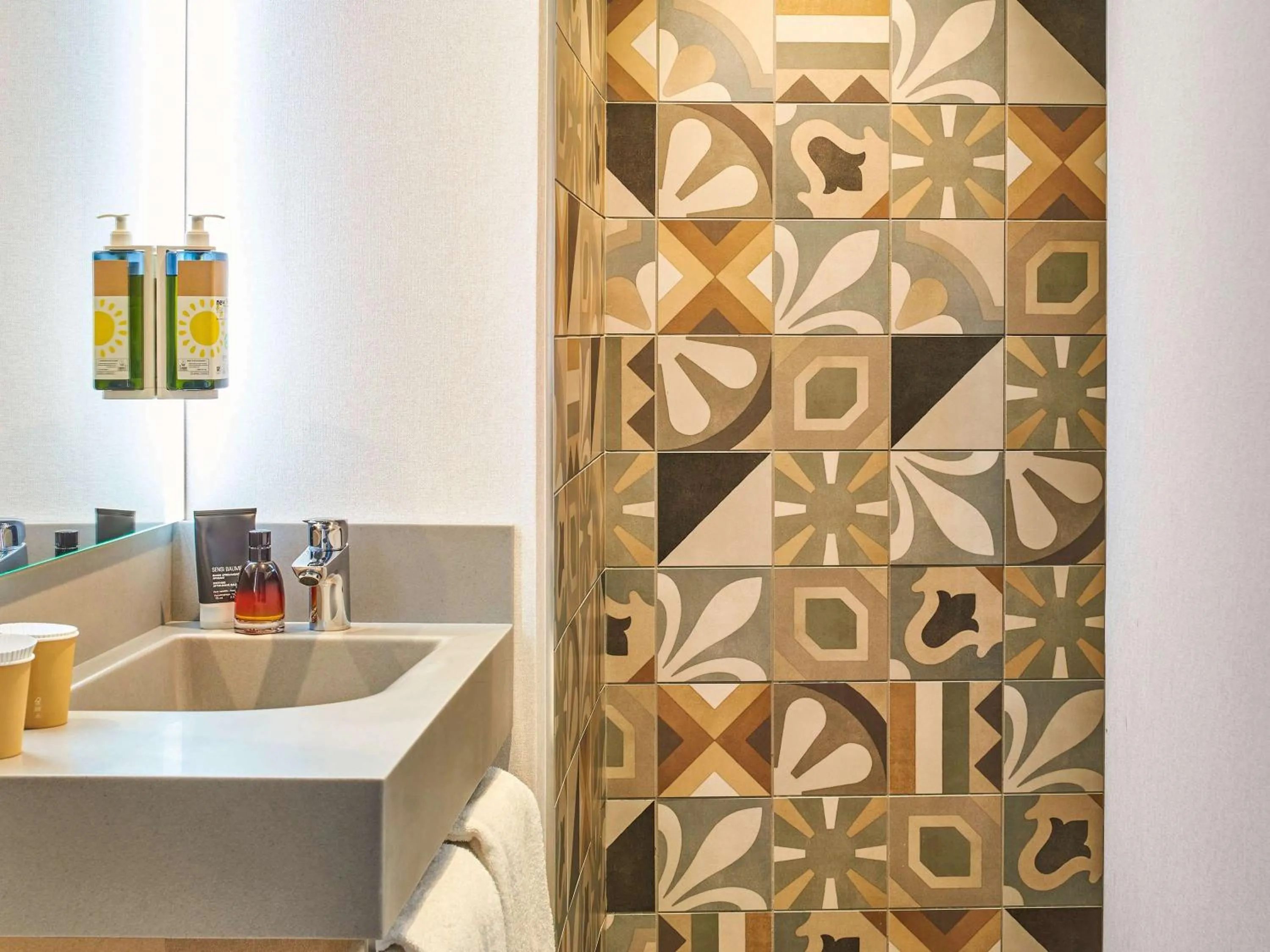 Photo of the whole room, Bathroom in greet hotel Paris Nord 18è