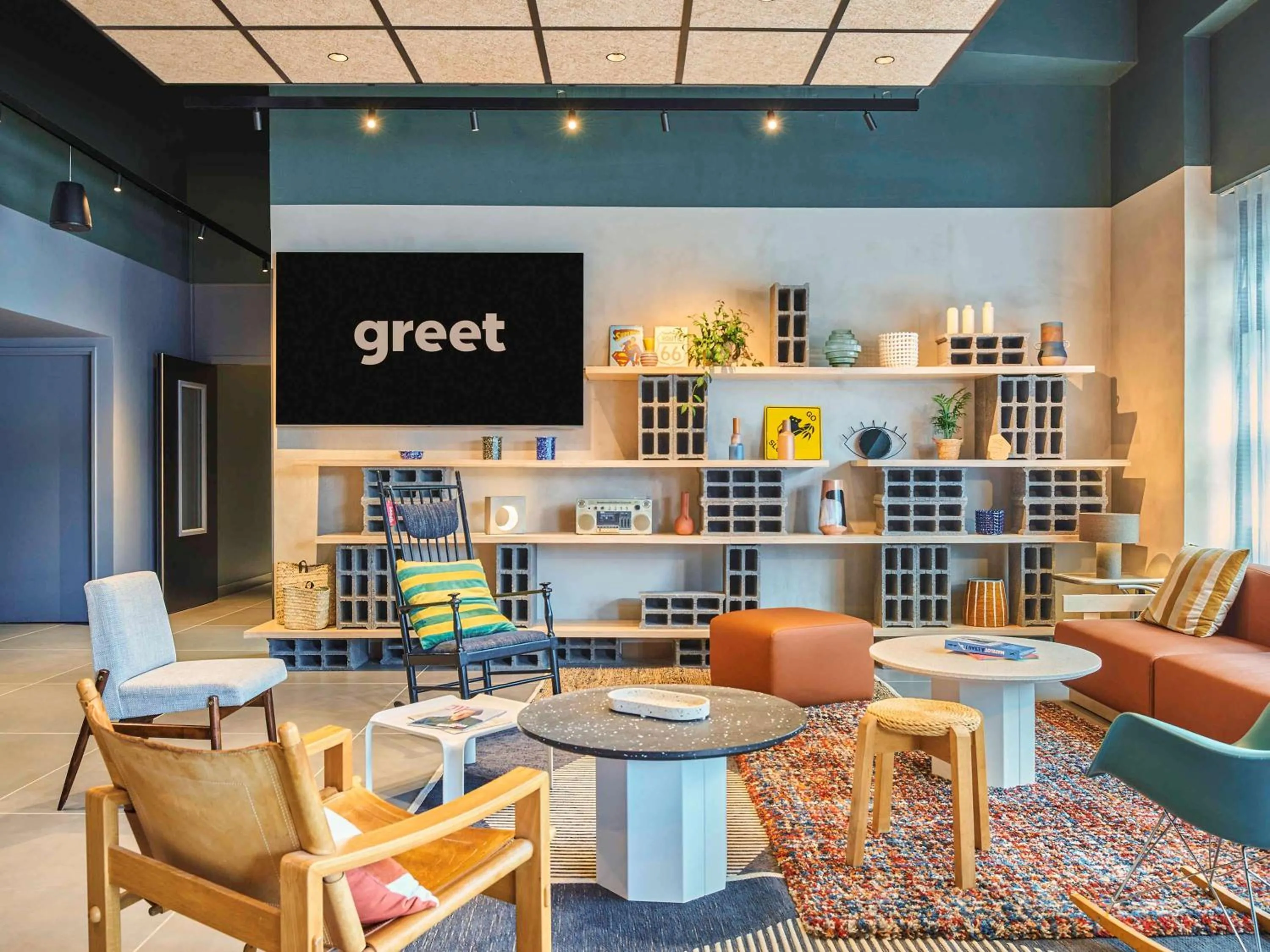 Restaurant/places to eat in greet hotel Paris Nord 18è