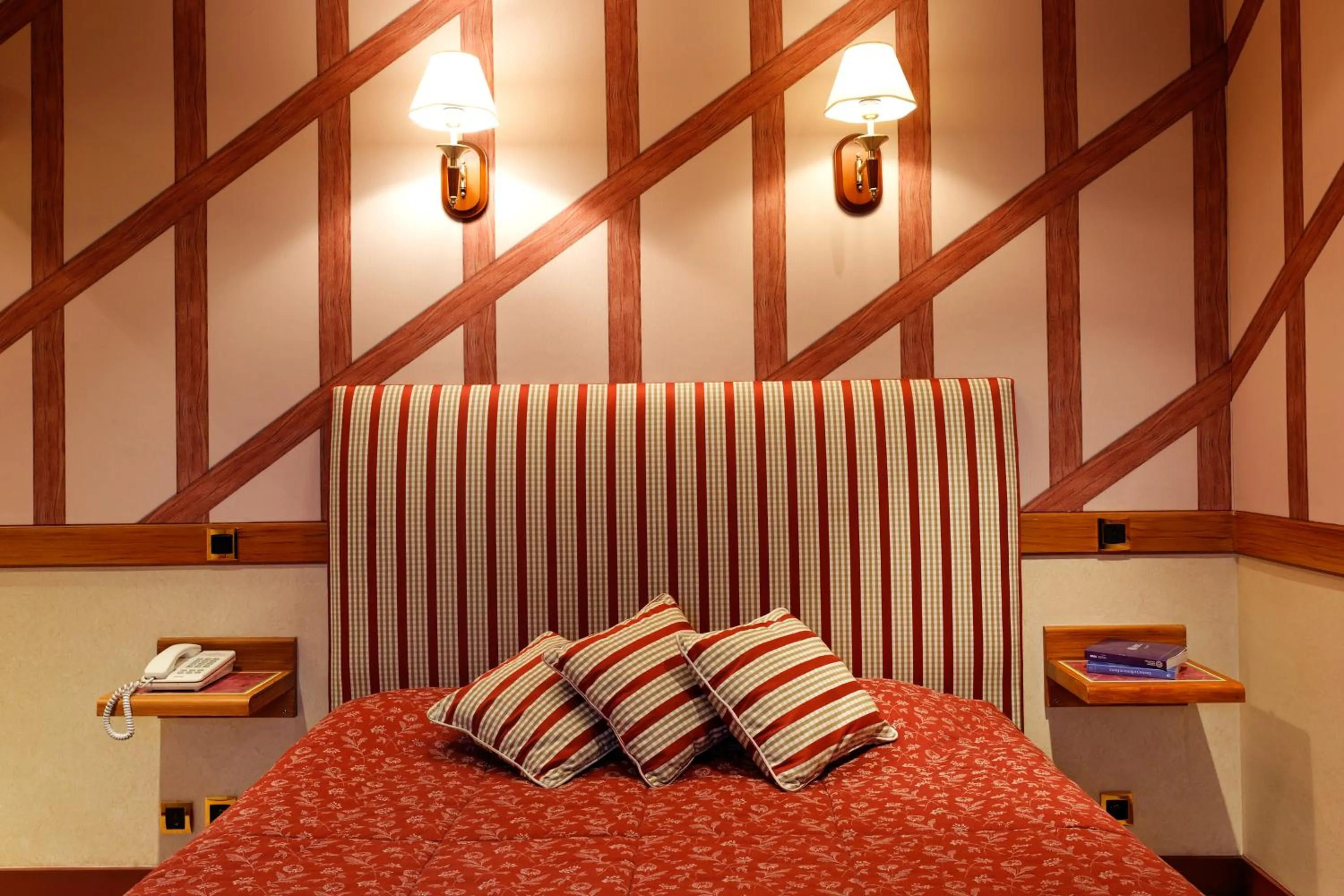 Bedroom, Bed in Logis Hôtel restaurant LE MEDICIS