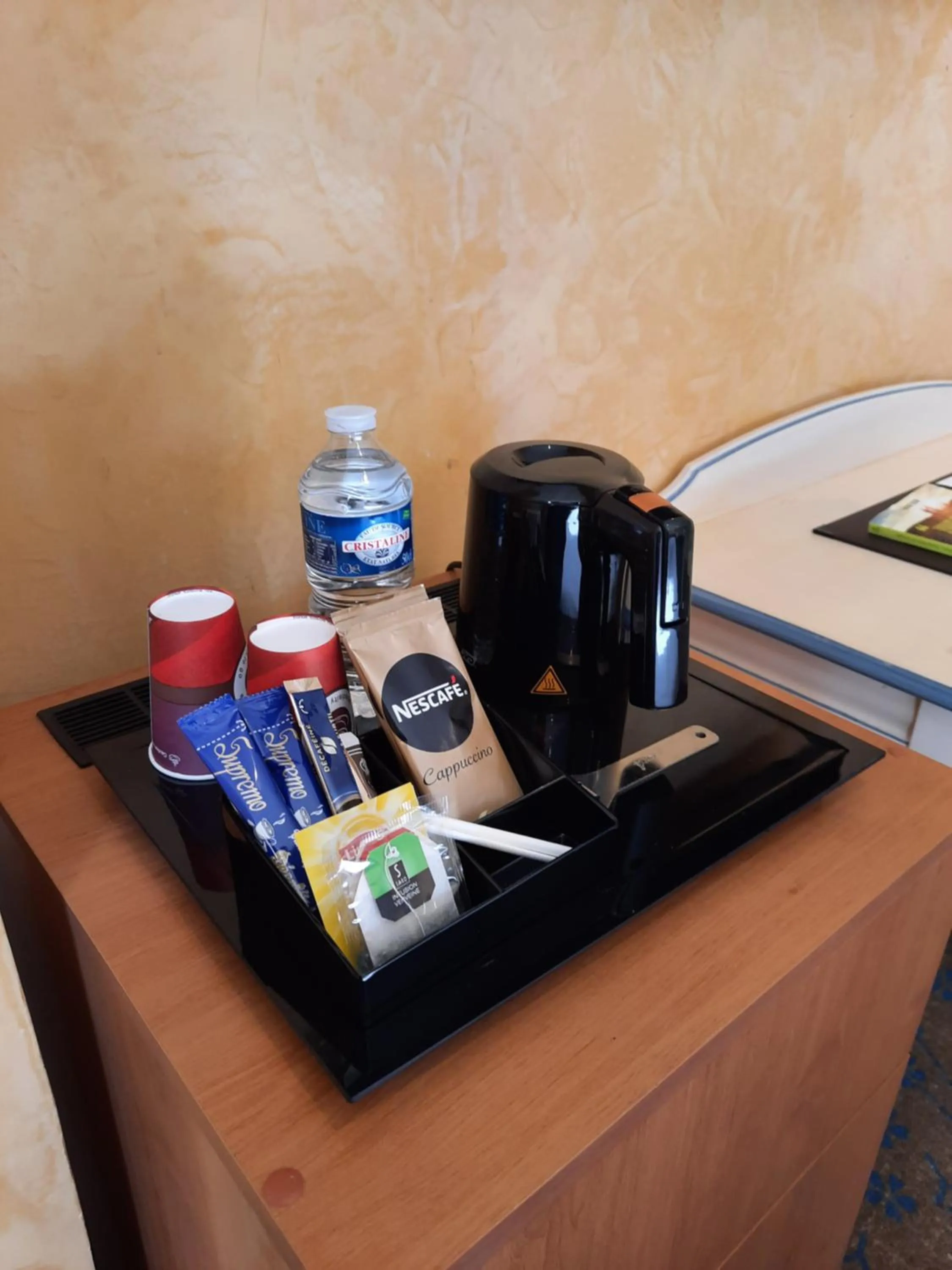 Coffee/tea facilities in Logis Hôtel restaurant LE MEDICIS
