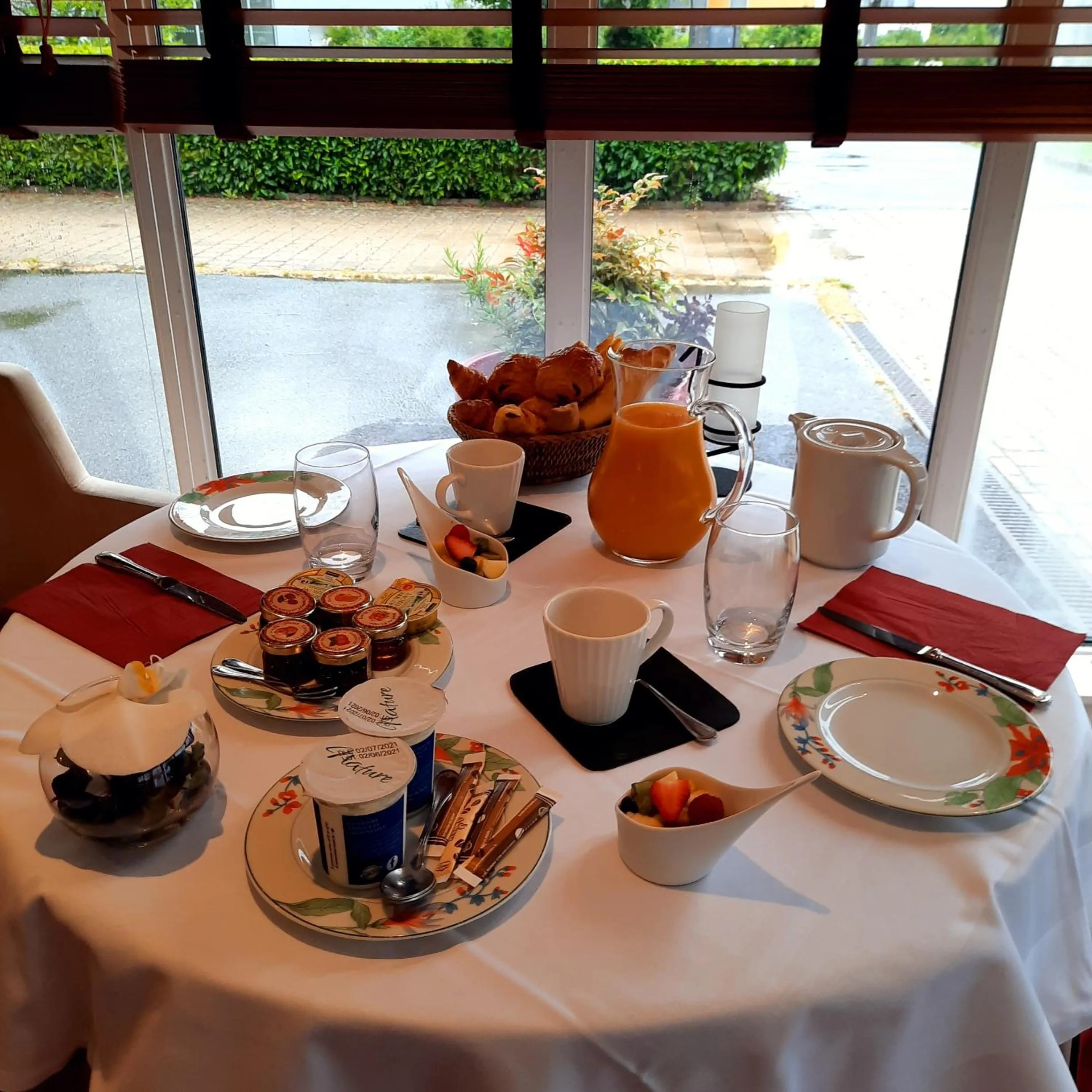 Breakfast in Logis Hôtel restaurant LE MEDICIS