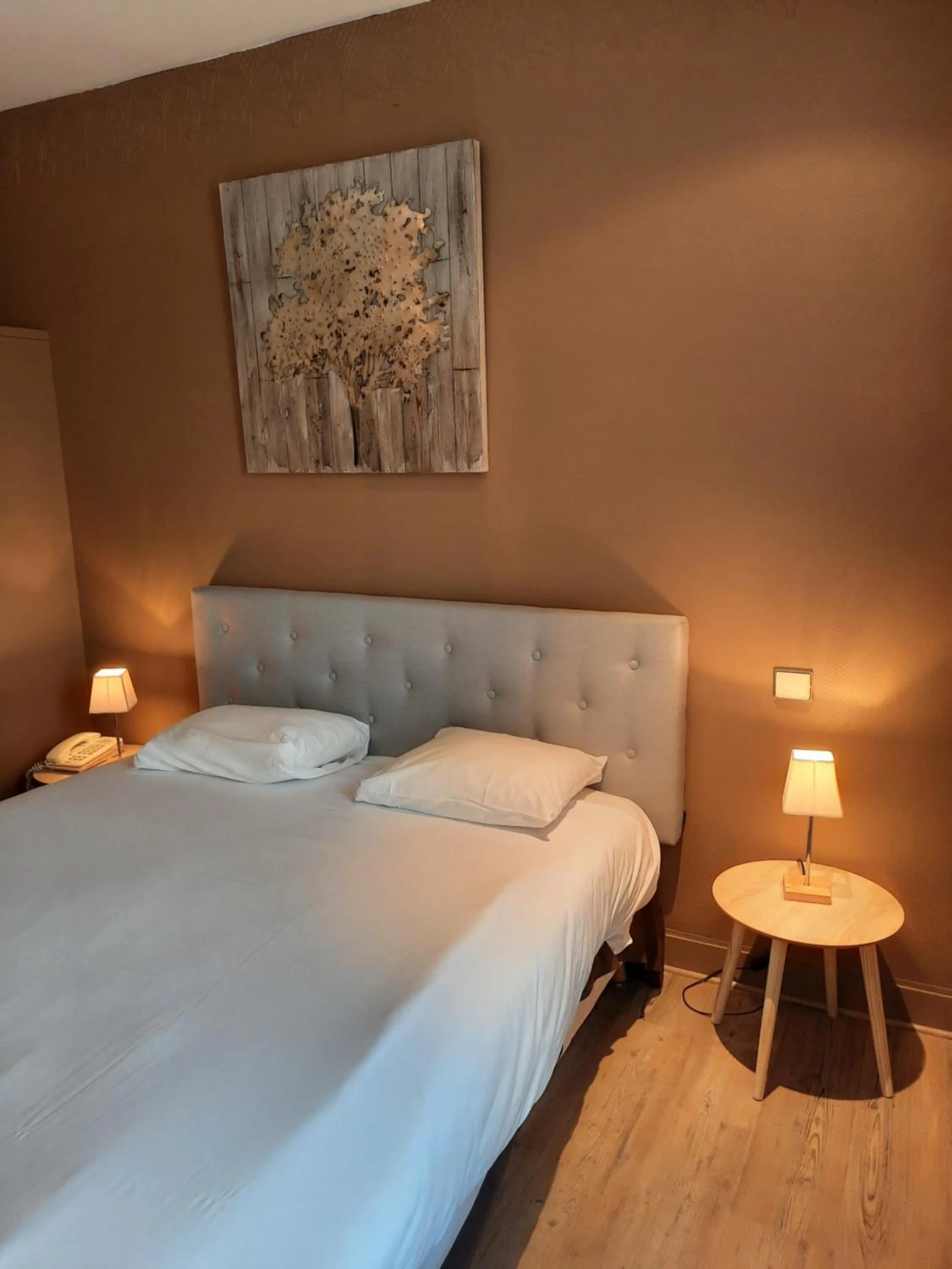 Bedroom, Bed in Logis Hôtel restaurant LE MEDICIS