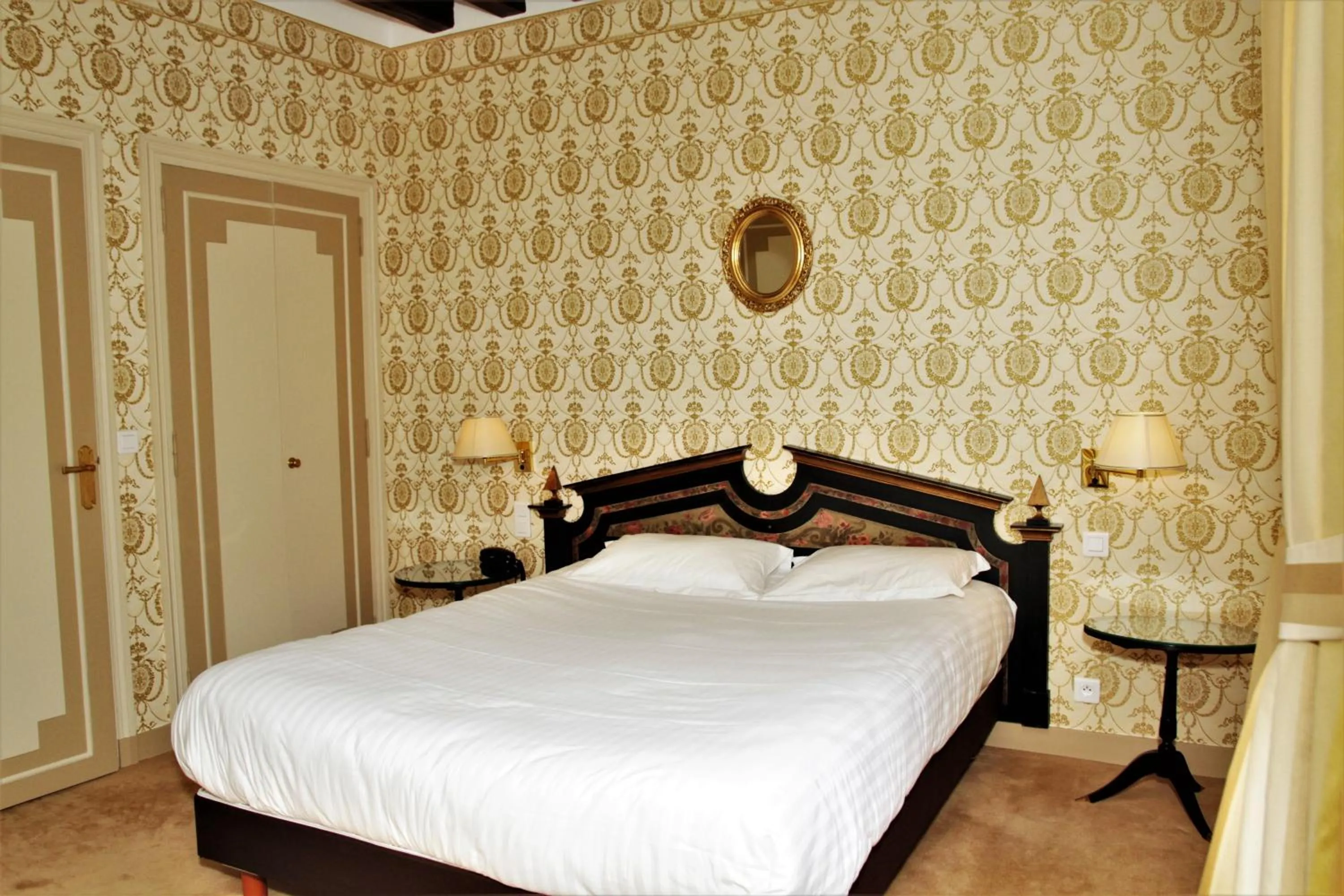 Bed in Hôtel Le Régent