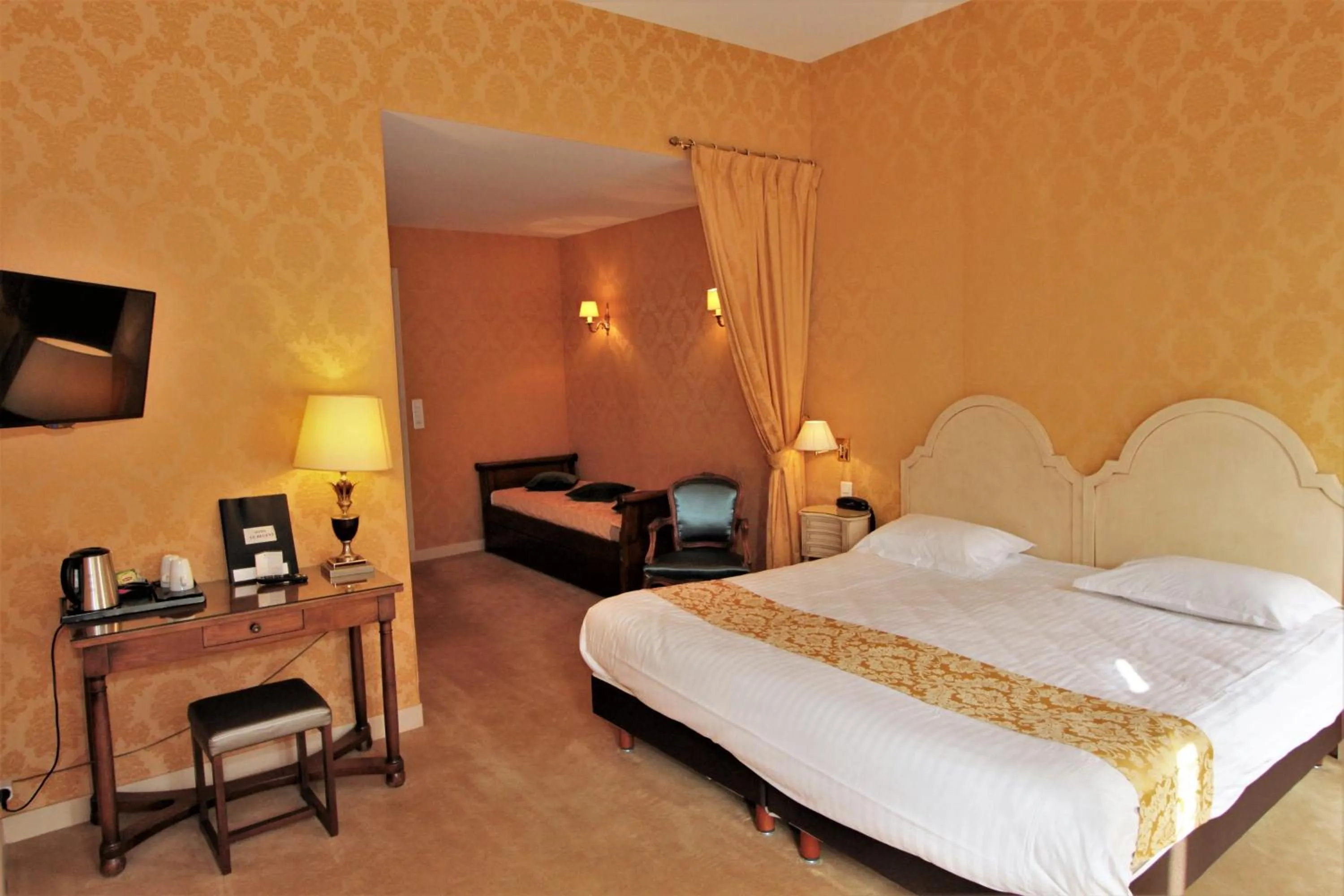 Bed in Hôtel Le Régent