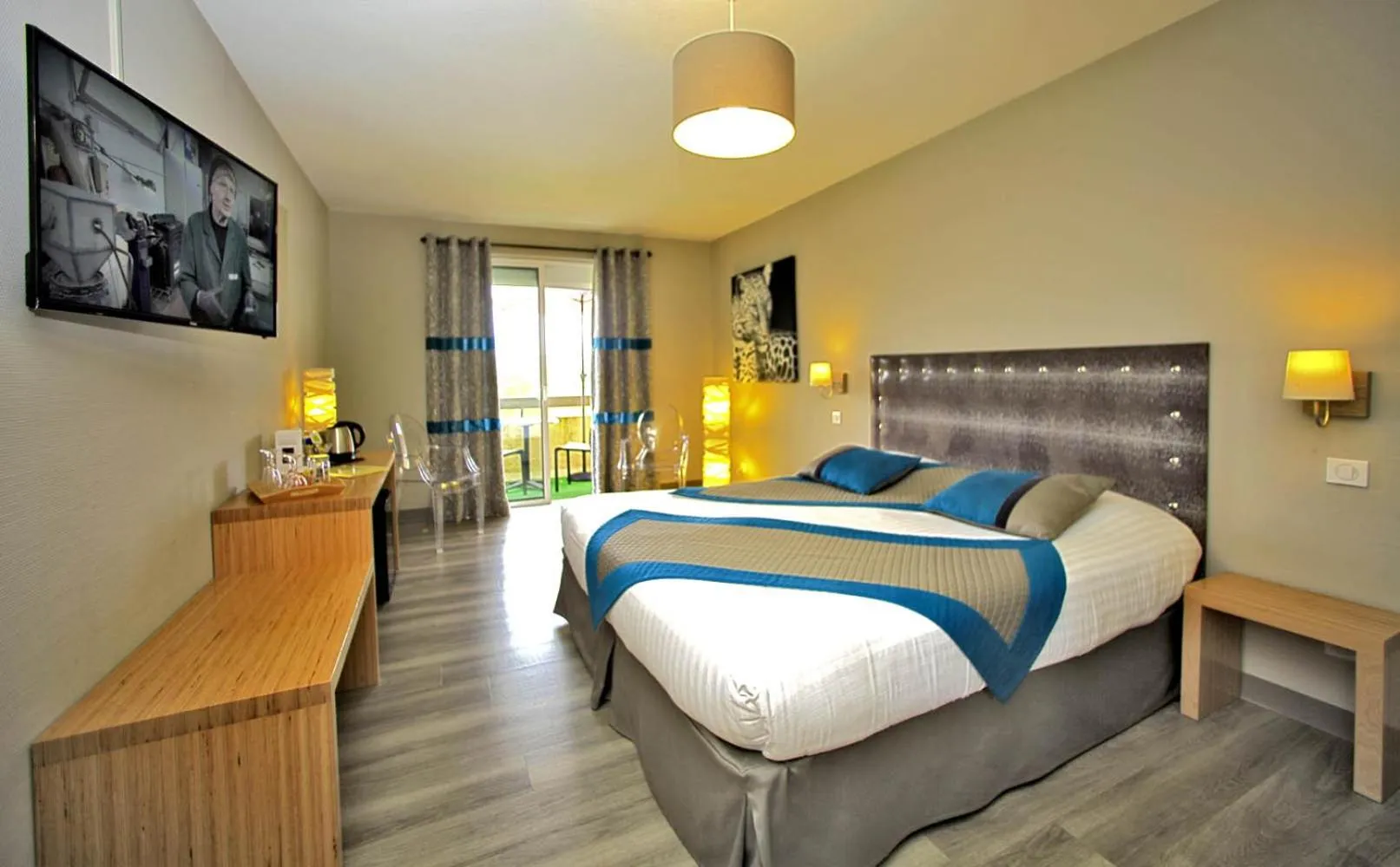 Shower, Bed in Hotel Restaurant Laborderie