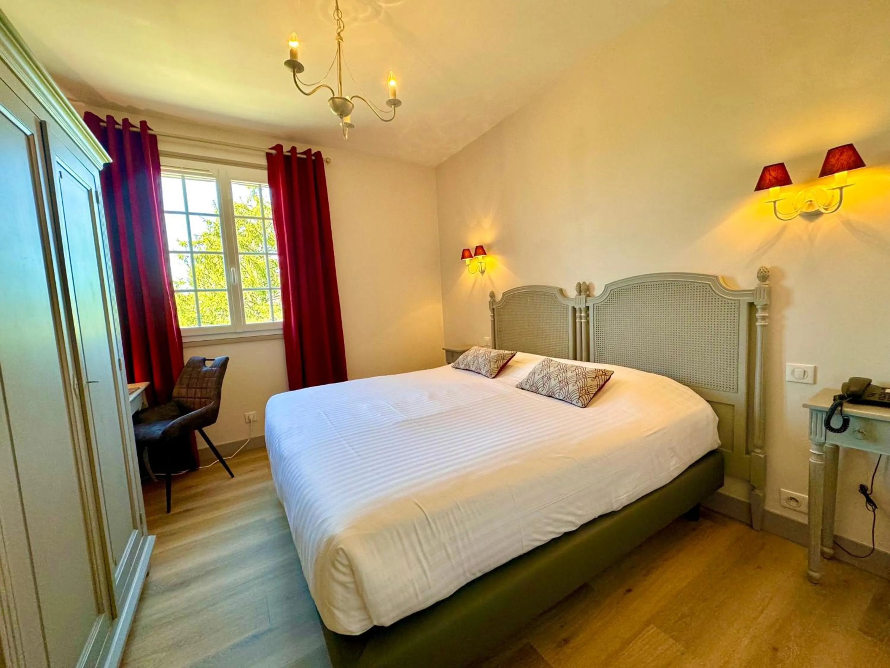 Property building, Bed in Hotel Restaurant Laborderie